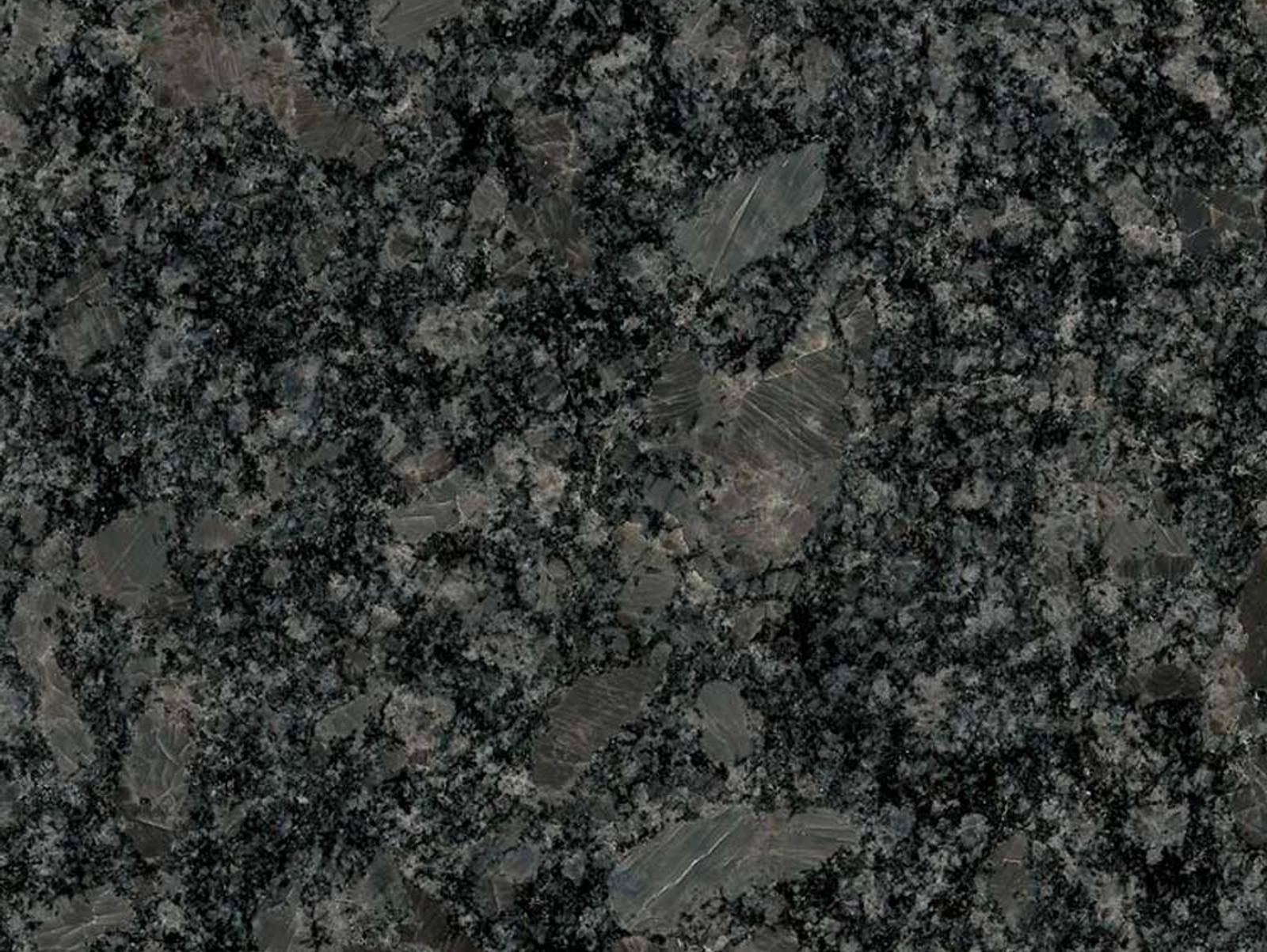 Naturstein er naturens eget produkt som gjør at det vil kunne være avvik fra prøver og bilder til faktisk leverte benkeplater. Materialet er slitesterkt og tåler røff behandling. En steinplate trenger lite vedlikehold, men platen bør tilføres fett for å hindre nedtrengning av forskjellige former for fett og smuss. En benkeplate i naturstein løfter kjøkkenet og gir det et eksklusivt og elegant preg.