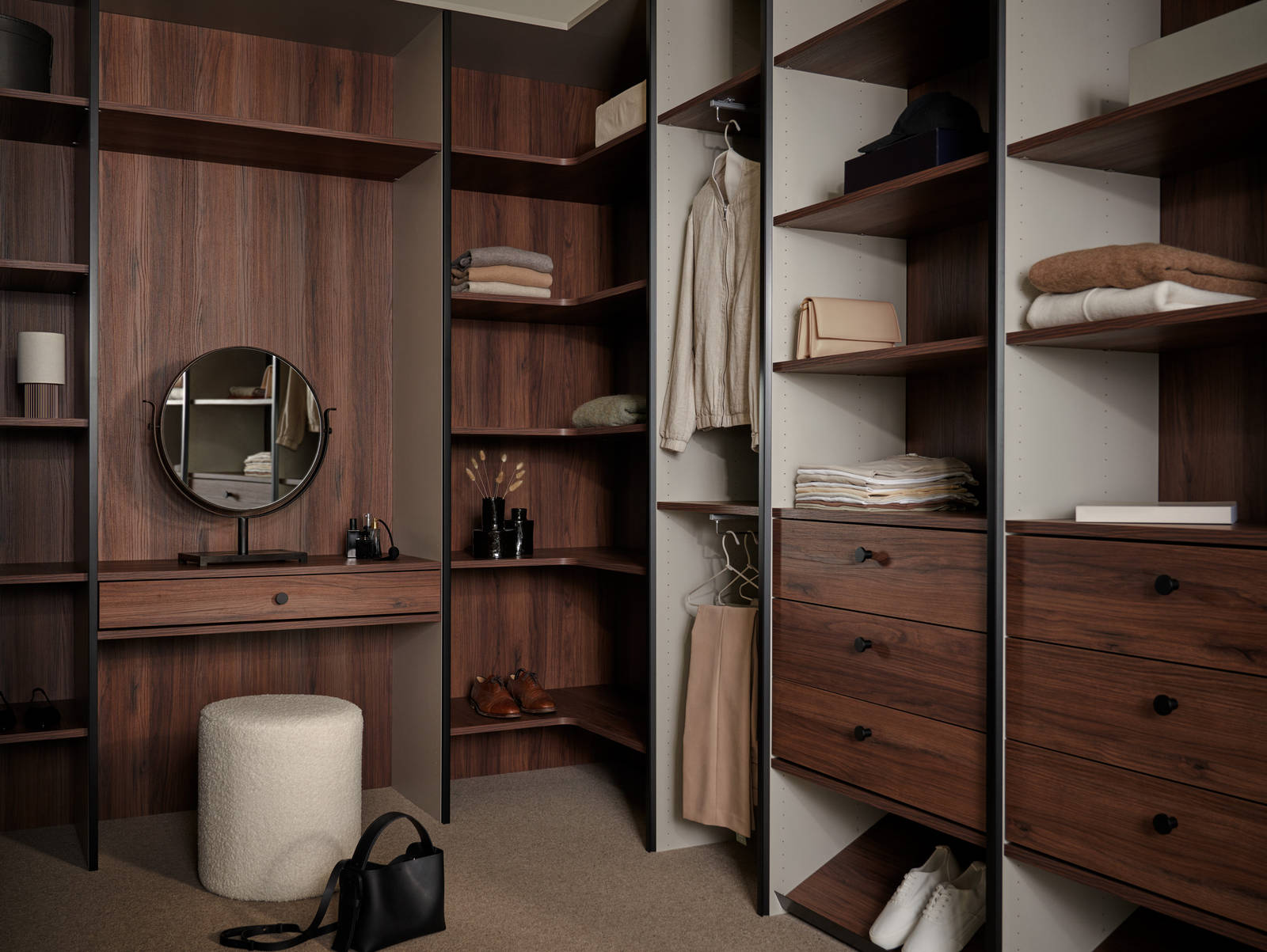 Walk-in garderobe med mørkt træ interiør