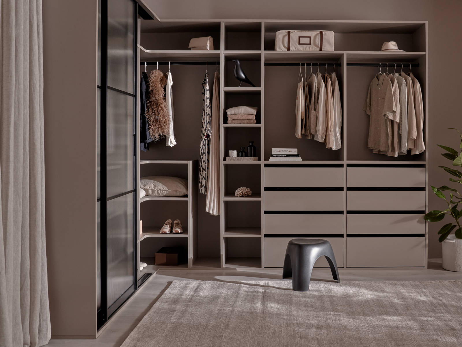 Walk-in garderobe med glasskydedøre med sort metalramme