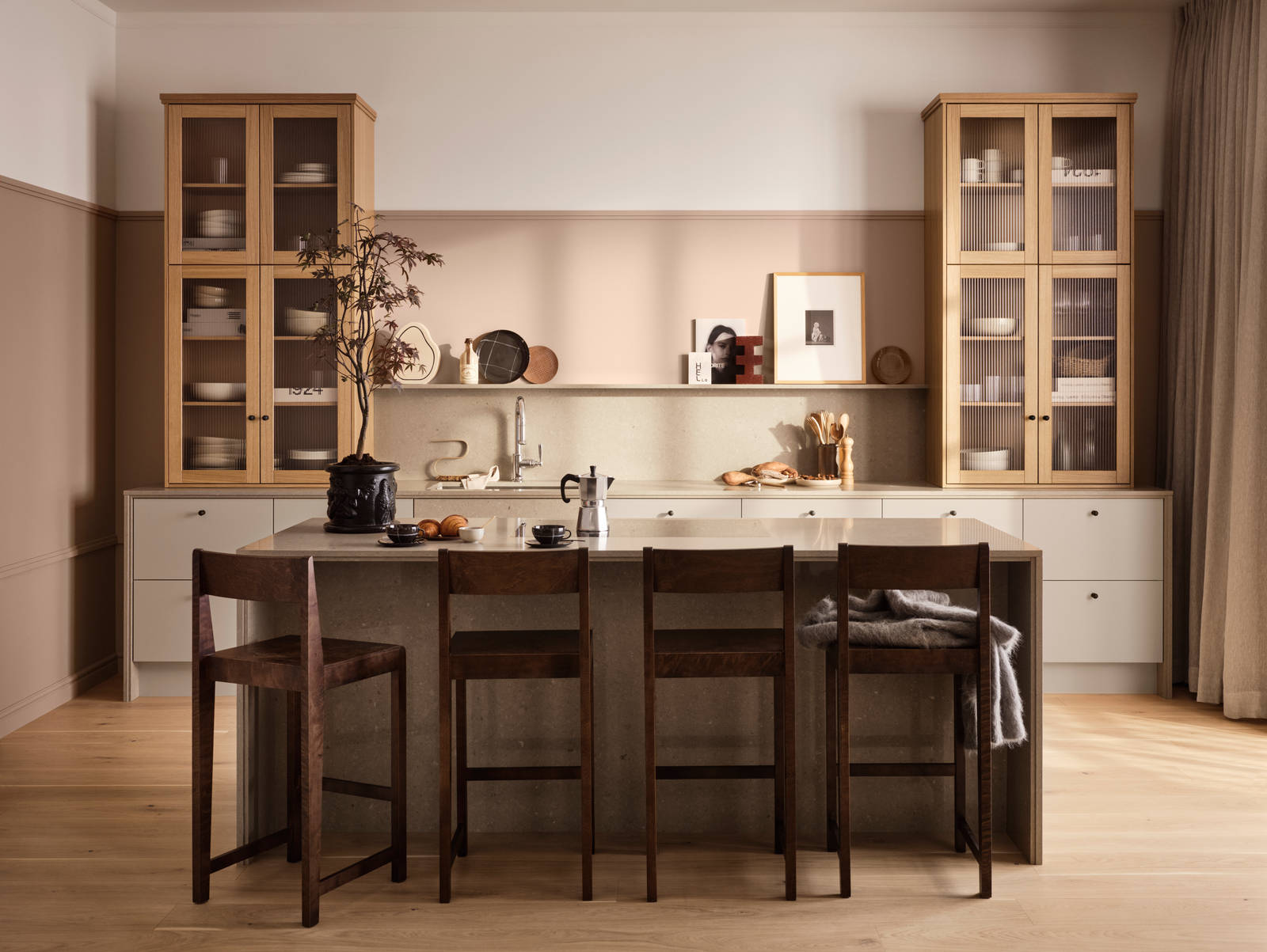 Kök Arkitekt plus Gryning. Köksö med brolösning av Shitake bänkskiva. Bänkstående vitrinskåp i ek och räfflat glas.