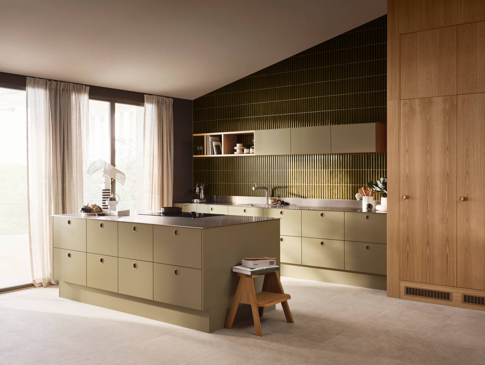 INVITA Jubilæumskøkken i farven Pistacie og lodret eg finer