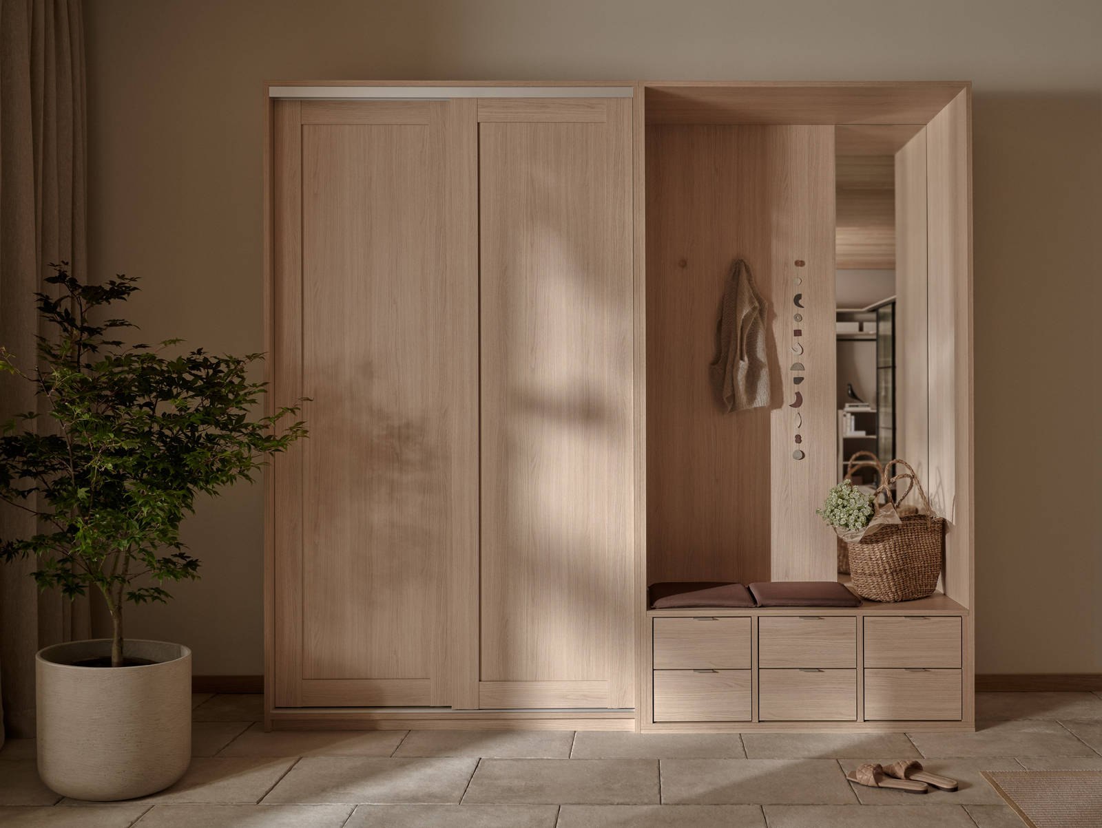 Garderobe i lys tre med matchende skyvedører