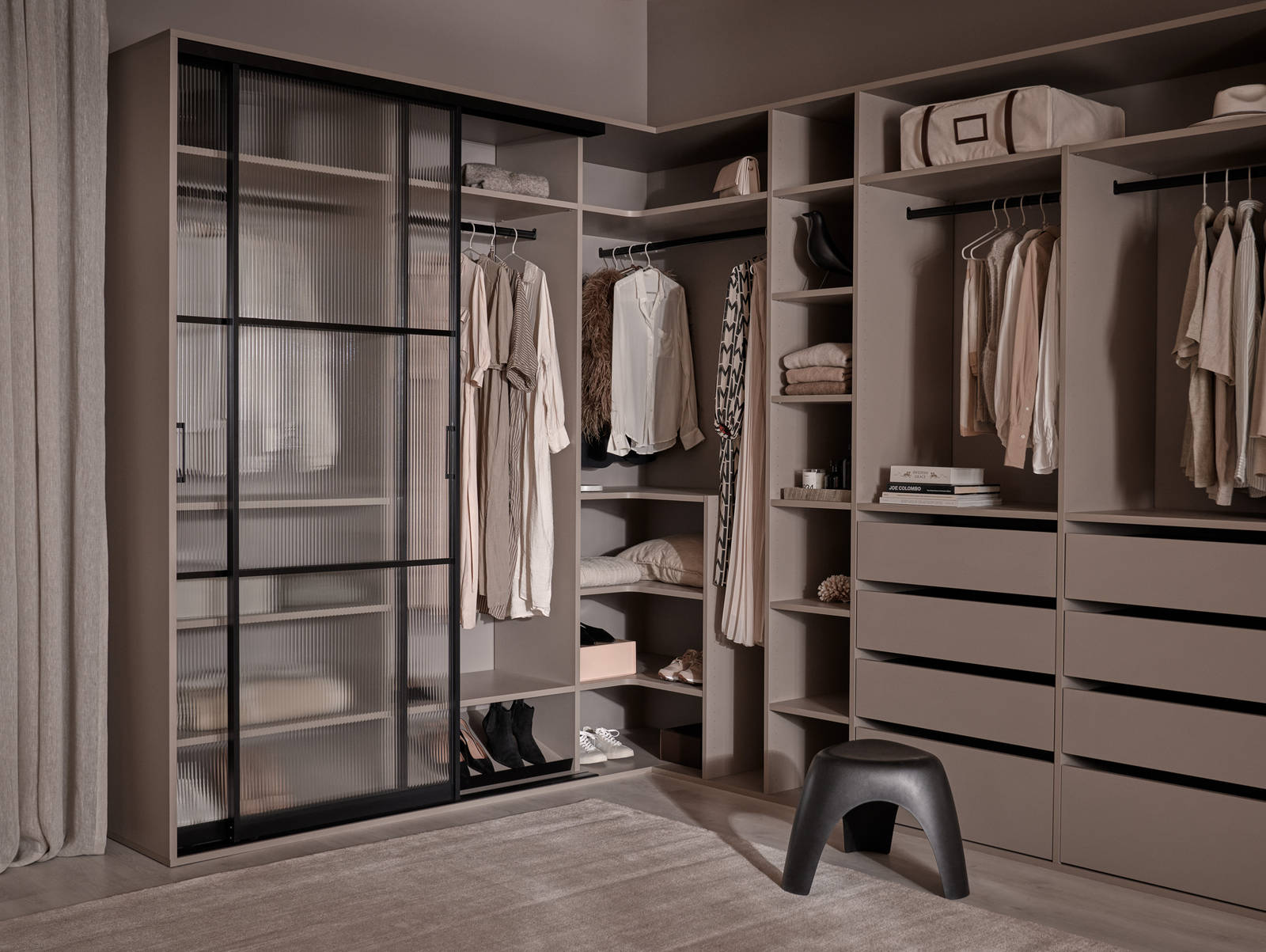 Grå garderobeinnredning i walk-in garderobe