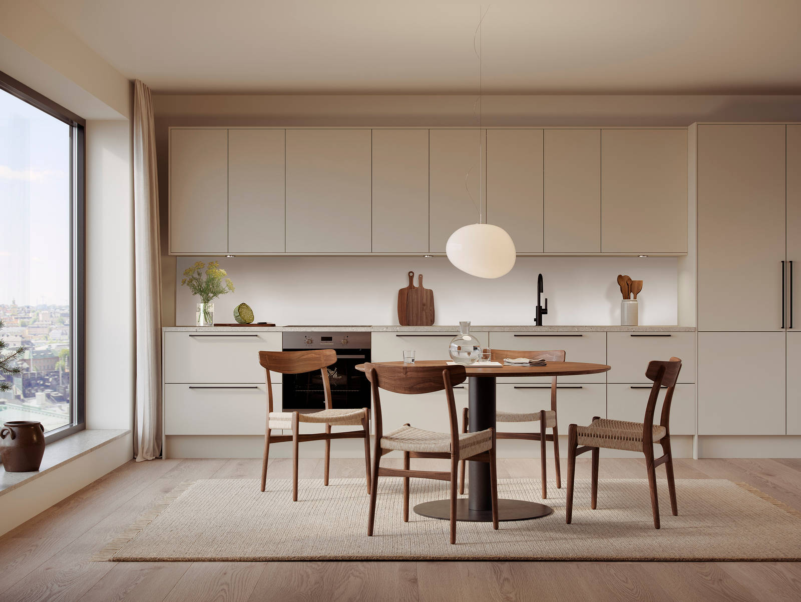 Beige kjøkken med med benkskap, overskap og høyskap, spisebord i tre