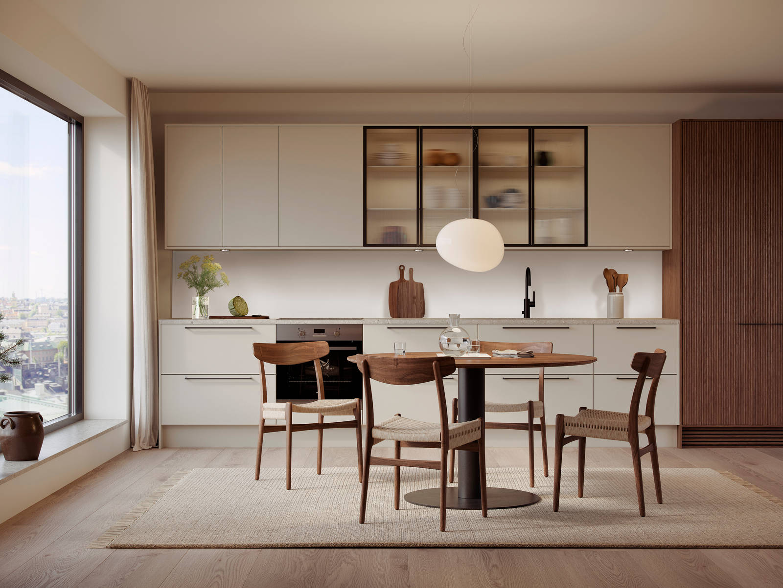 Beige kjøkken med med benkskap og overskap, vitrineskap, høyskap i brunbeised eik, spisebord i tre