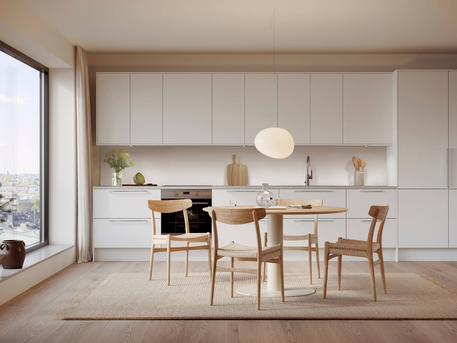 Hvitt kjøkken med med benkskap, overskap og høyskap, spisebord i tre