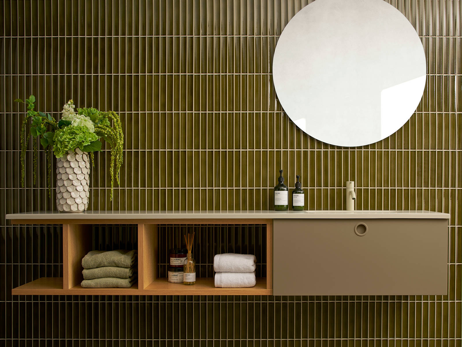 Jubilæumsbad fra INVITA med grønne skaber inspireret av 1970'erne, eg hylder og grønne fliser