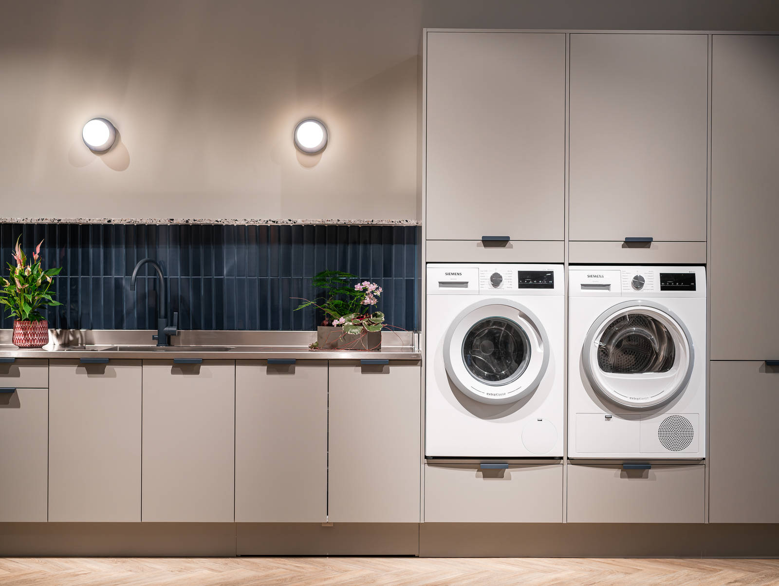 Vaskerum med bænk og højskab, indbygget vaskemaskine og tørretumbler