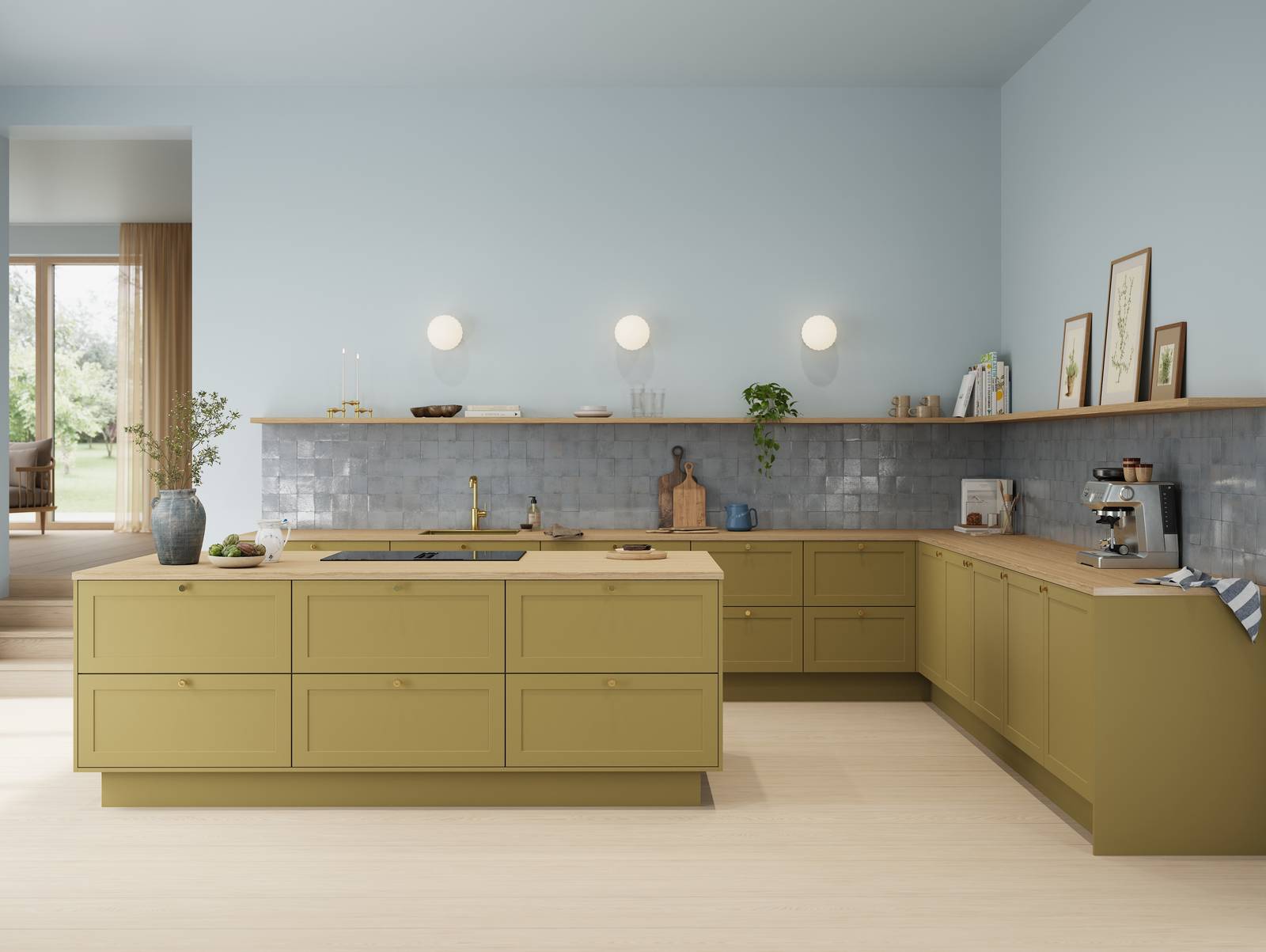 Kjøkken Scala fra Sigdal med kjøkkenøya i farge Støvet Militærgrønn NCS S5030-Y med blekblå fliser, messing grep, messing vask og messing kran med lys tre benkeplate