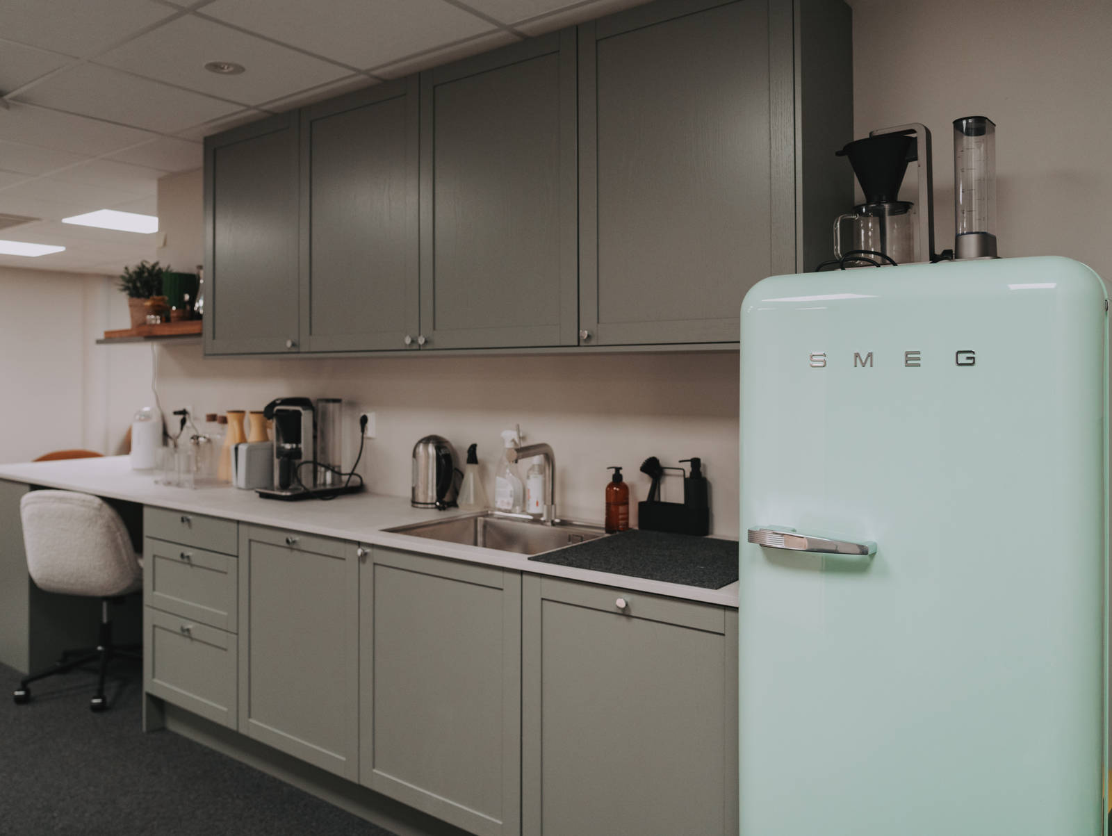 God morgen Norges greenroom, med Kjøkken Square i den grønne fergen Furu fra Sigdal, med Kandia Marmor laminatbenkeplate og hvitevarer fra Smeg.