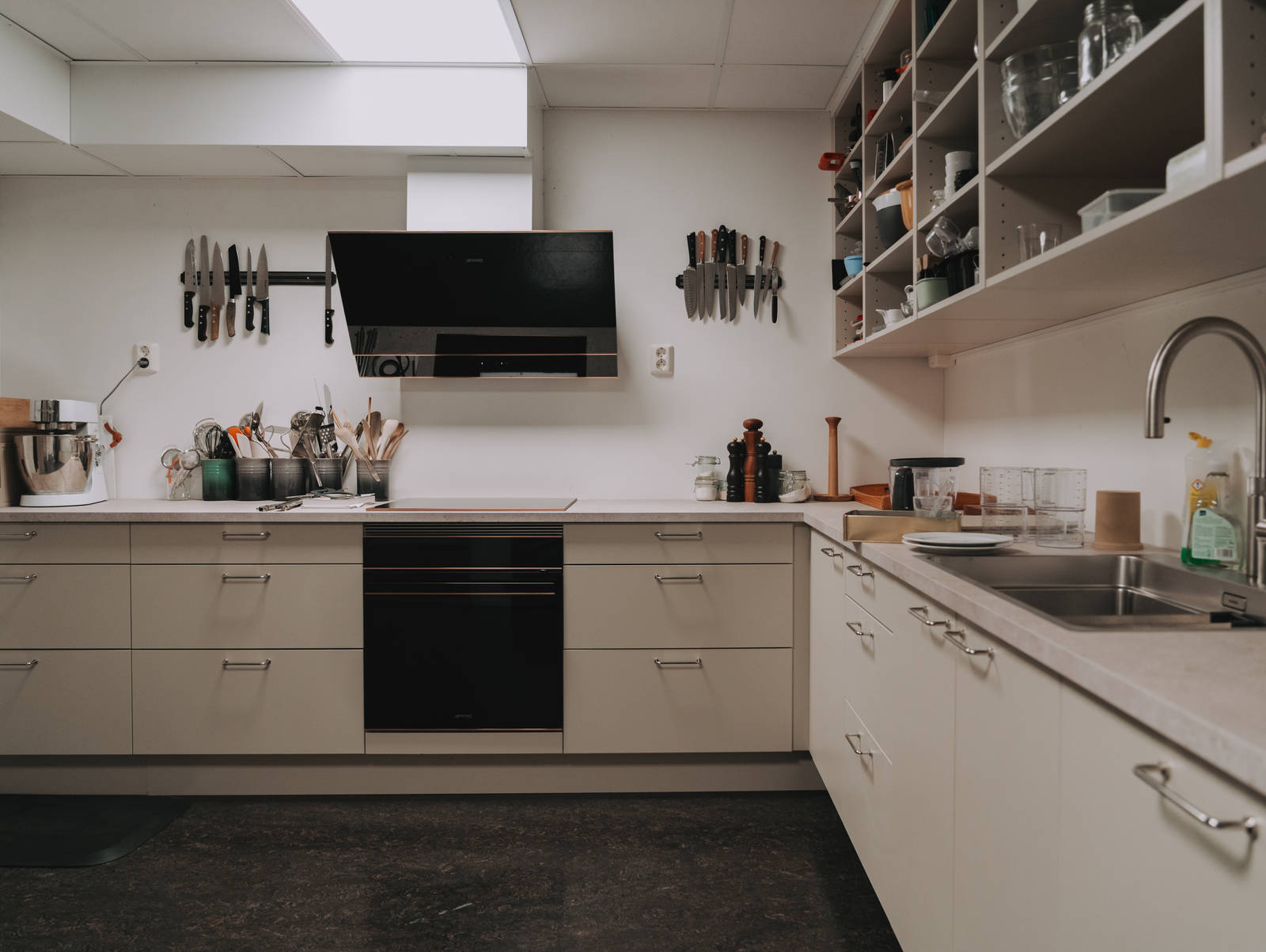 Grovkjøkkenet til kokkene med Vidde korn fra Sigdal, Delaware laminat benkeplate og krom håndtak, Quooker kran og Smeg hvitevarer.