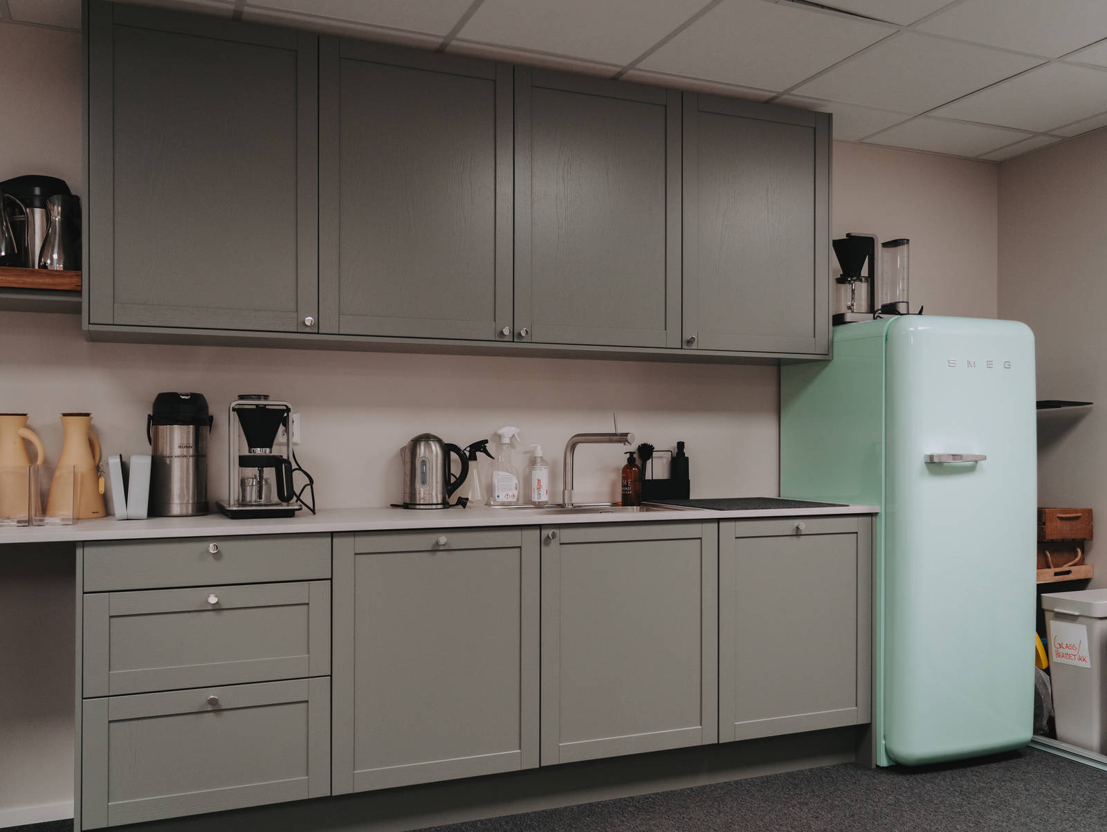 God morgen Norges greenroom, med Kjøkken Square i den grønne fergen Furu fra Sigdal, med Kandia Marmor laminatbenkeplate og hvitevarer fra Smeg.