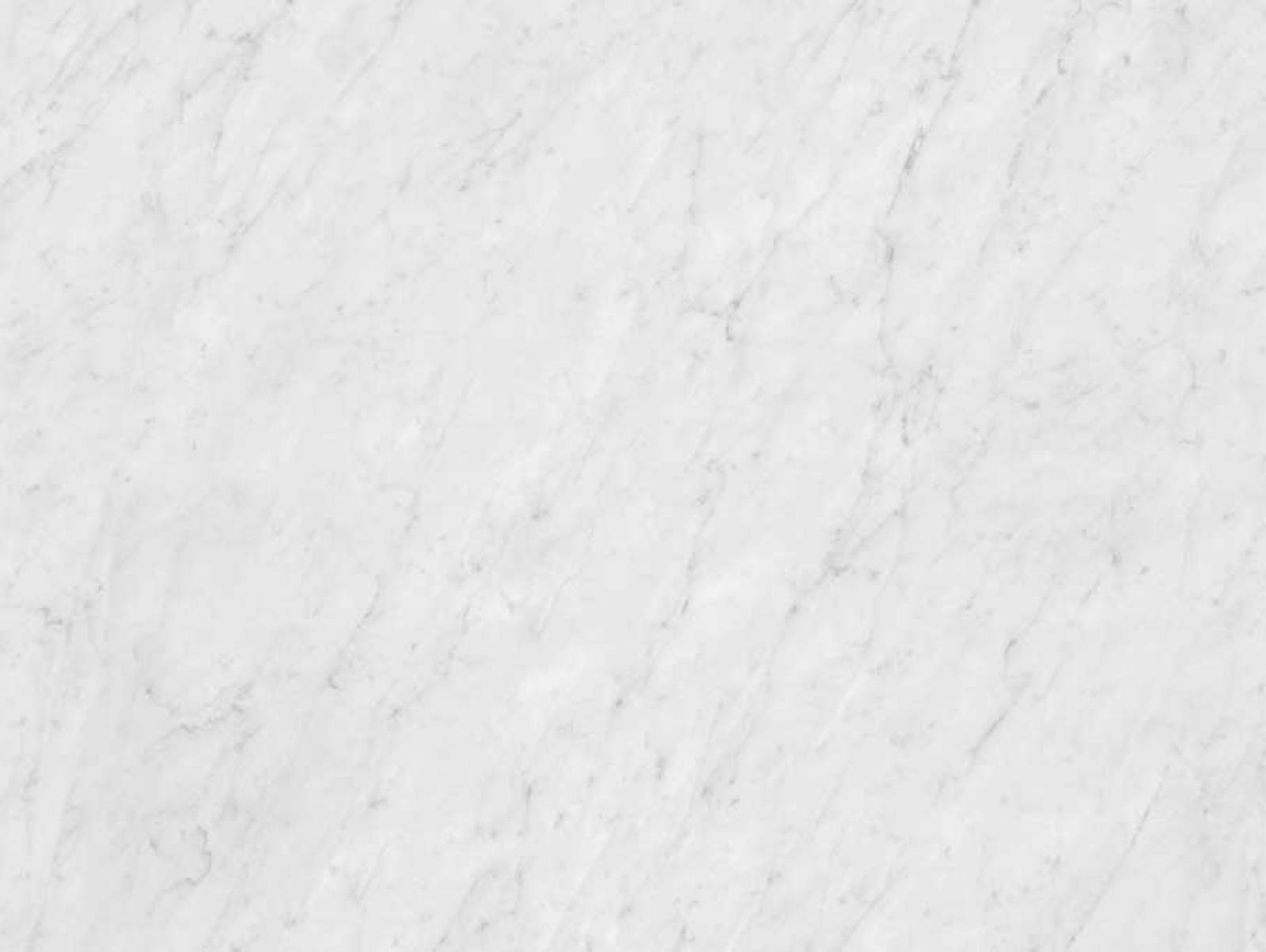 Naturstein er naturens eget produkt som gjør at det vil kunne være avvik fra prøver og bilder til faktisk leverte benkeplater. Materialet er slitesterkt og tåler røff behandling. En steinplate trenger lite vedlikehold, men platen bør tilføres fett for å hindre nedtrengning av forskjellige former for fett og smuss. En benkeplate i naturstein løfter kjøkkenet og gir det et eksklusivt og elegant preg.