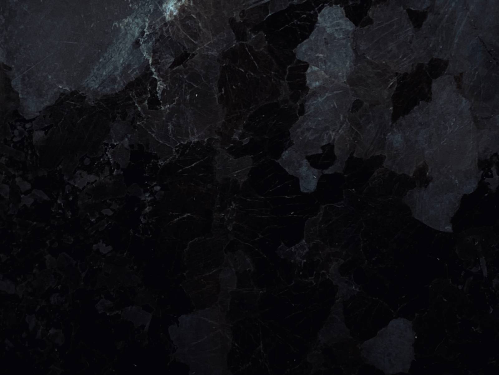 Naturstein er naturens eget produkt som gjør at det vil kunne være avvik fra prøver og bilder til faktisk leverte benkeplater. Materialet er slitesterkt og tåler røff behandling. En steinplate trenger lite vedlikehold, men platen bør tilføres fett for å hindre nedtrengning av forskjellige former for fett og smuss. En benkeplate i naturstein løfter kjøkkenet og gir det et eksklusivt og elegant preg.