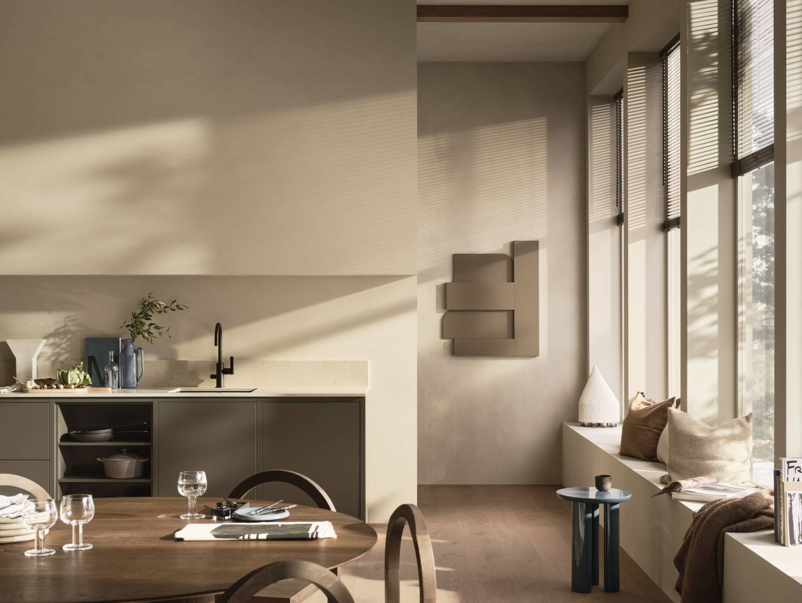 I samarbeid med designeren Lotta Agaton har vi skapt kjøkkenkonseptet Varm minimalisme – en skandinavisk tolkning av minimalisme som forener enkelhet, kreativitet og varme i en tidløs stil.