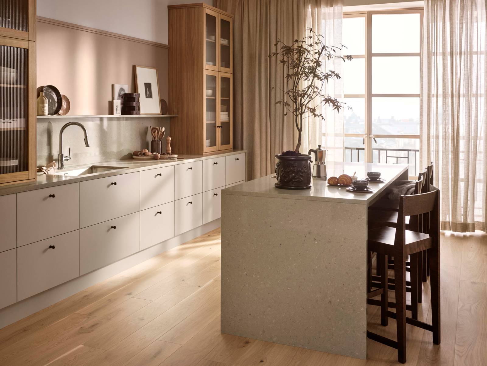 I vårt nye kjøkkenkonsept Signatur Form har vi latt oss inspirere av symmetri og geometriske former, med elementer fra Art Deco-stilen. I kjøkkenet finner vi modellen Line i vår helt nye beige-farge Lun, og Square Bølge vitrinedører med rillede glass. Innenfor konseptet har vi også en ny knott i støpejern, og en vakker benkeplate i kvartskompositt.