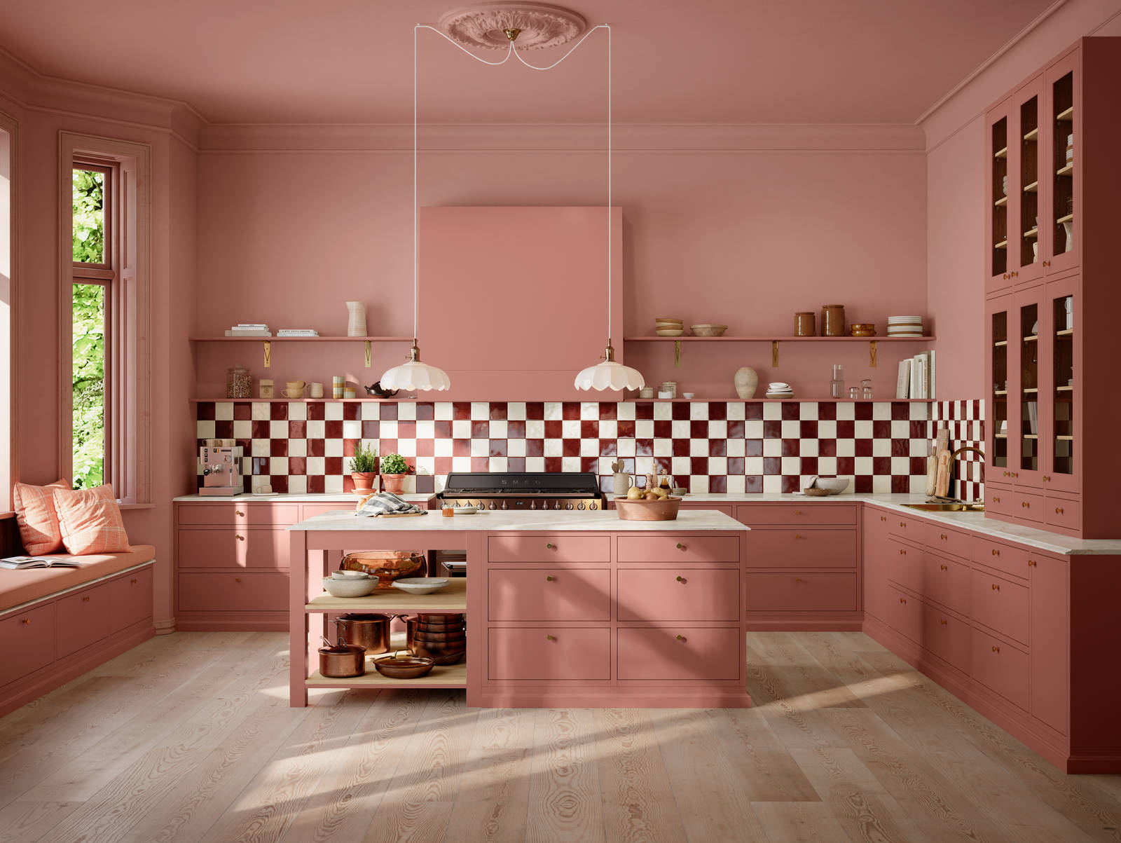 Kjøkken Line Inframe fra Sigdal med kjøkkenøya i farge Mild Sienna S 3030-Y80R med vitrineskap og Ventilator Diskret Sense fra Røroshette i samme farge, fliser fra Fagflis og grep Dot ubehandlet messing