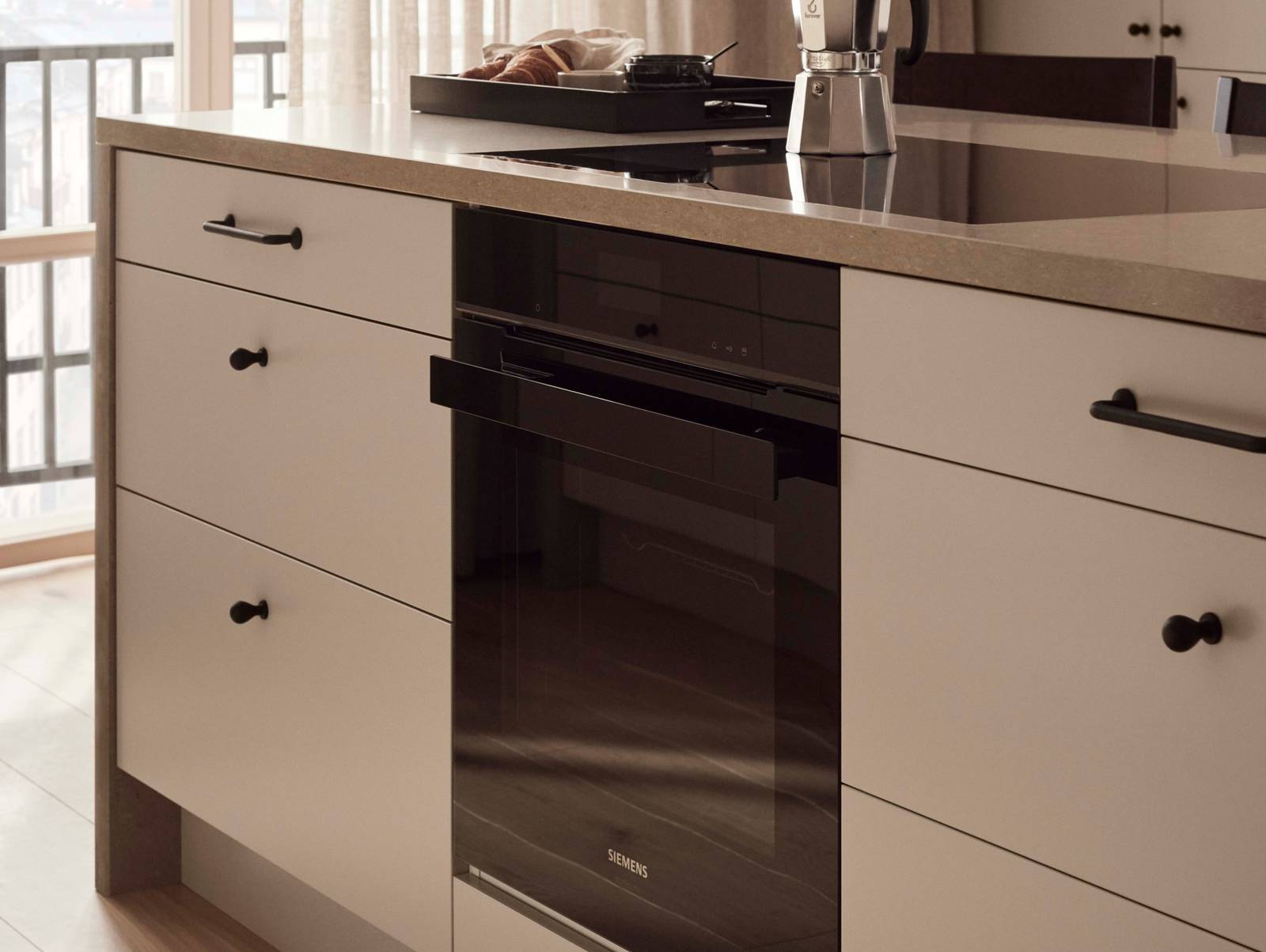 I vårt nye kjøkkenkonsept Signatur Form har vi latt oss inspirere av symmetri og geometriske former, med elementer fra Art Deco-stilen. I kjøkkenet finner vi modellen Line i vår helt nye beige-farge Lun, og Square Bølge vitrinedører med rillede glass. Innenfor konseptet har vi også en ny knott i støpejern, og en vakker benkeplate i kvartskompositt.