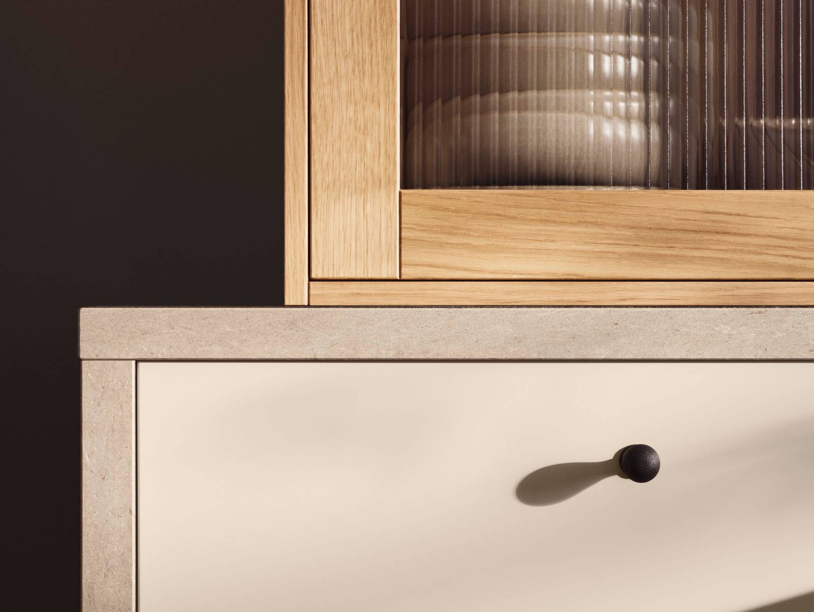 I vårt nye kjøkkenkonsept Signatur Form har vi latt oss inspirere av symmetri og geometriske former, med elementer fra Art Deco-stilen. I kjøkkenet finner vi modellen Line i vår helt nye beige-farge Lun, og Square Bølge vitrinedører med rillede glass. Innenfor konseptet har vi også en ny knott i støpejern, og en vakker benkeplate i kvartskompositt.