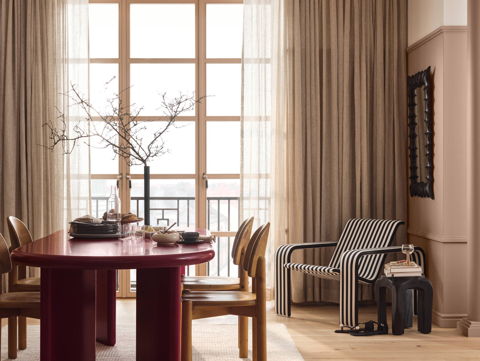 I vårt nye kjøkkenkonsept Signatur Form har vi latt oss inspirere av symmetri og geometriske former, med elementer fra Art Deco-stilen. I kjøkkenet finner vi modellen Line i vår helt nye beige-farge Lun, og Square Bølge vitrinedører med rillede glass. Innenfor konseptet har vi også en ny knott i støpejern, og en vakker benkeplate i kvartskompositt.