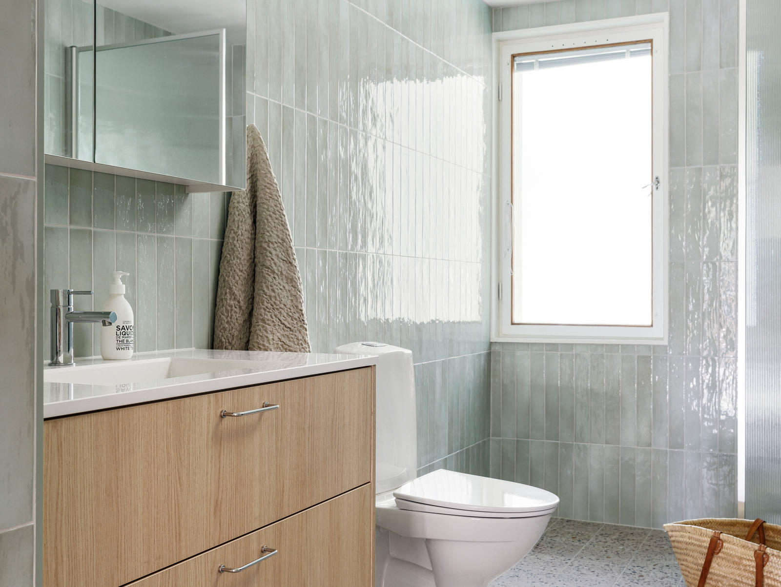 Novartin tammiviilulla päällystetty kylpyhuonekaappi