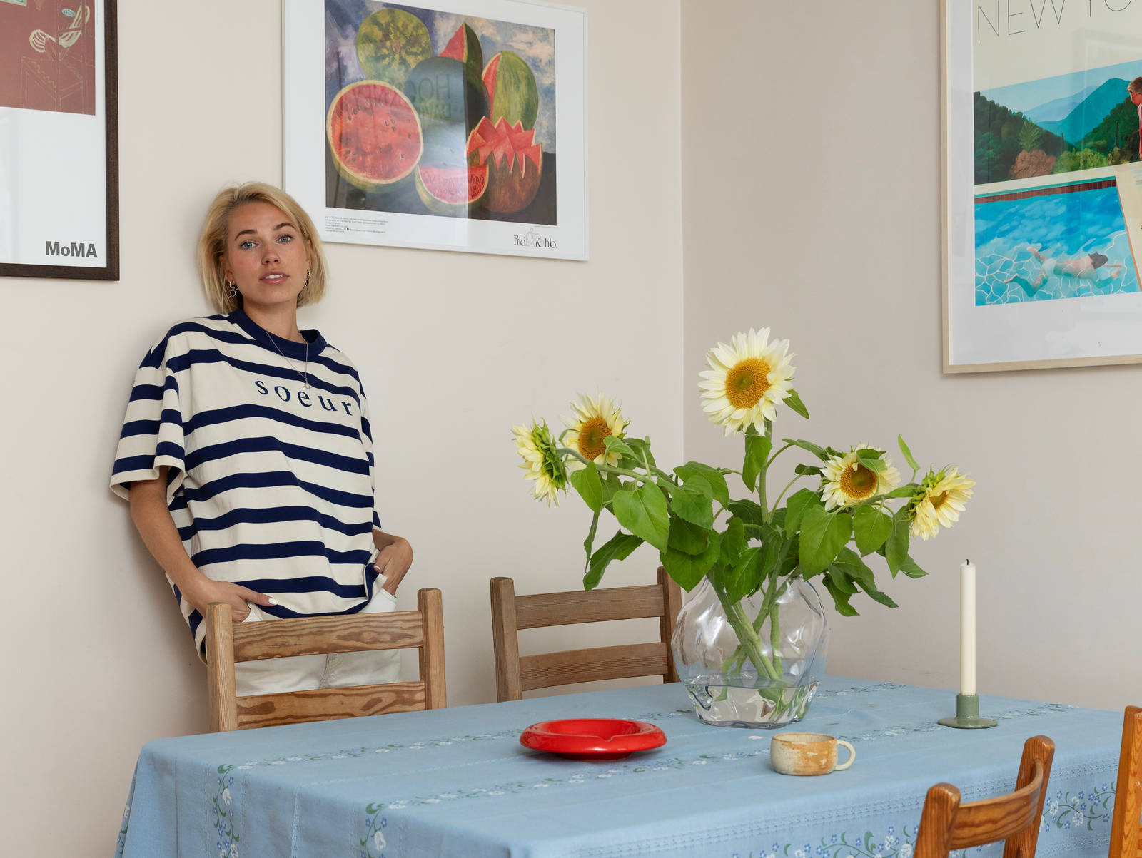 Hjemme hos Thea Sofie Loch Næss er det et kjøkken utenom det vanlige med knallrøde skap kombinert med ekte norsk naturstein og naturlig treverk.