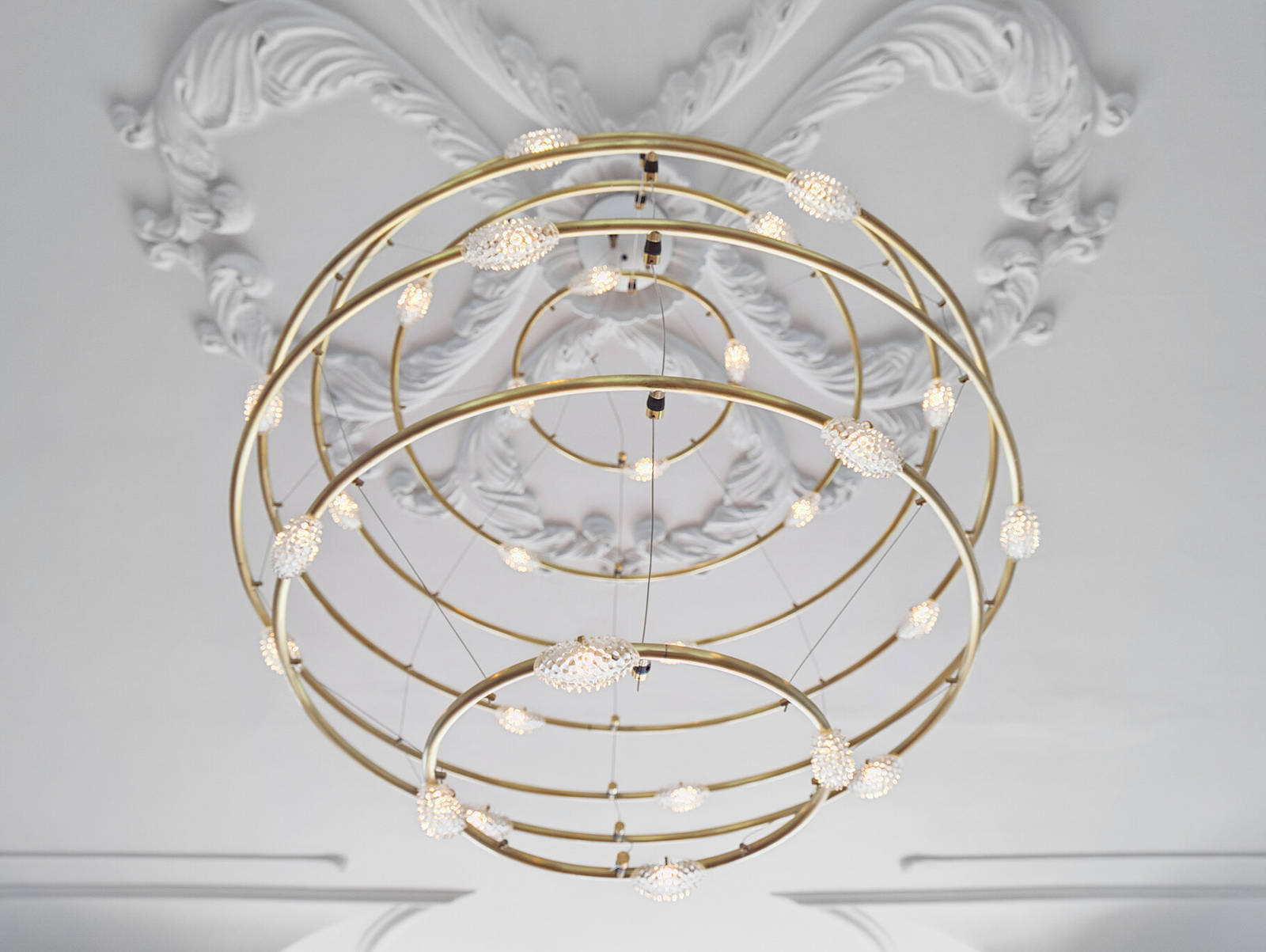 Elegant italiensk lysekrone fra Catellani & Smith, der forhandles af Anker & Co.