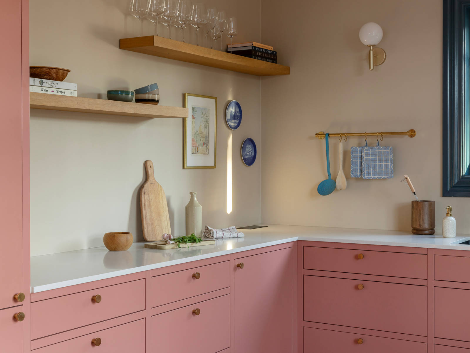 Med fargen Mild Sienna utviklet av Koi Fargestudio skapte familien et helt nytt kjøkken på Nordstrand.