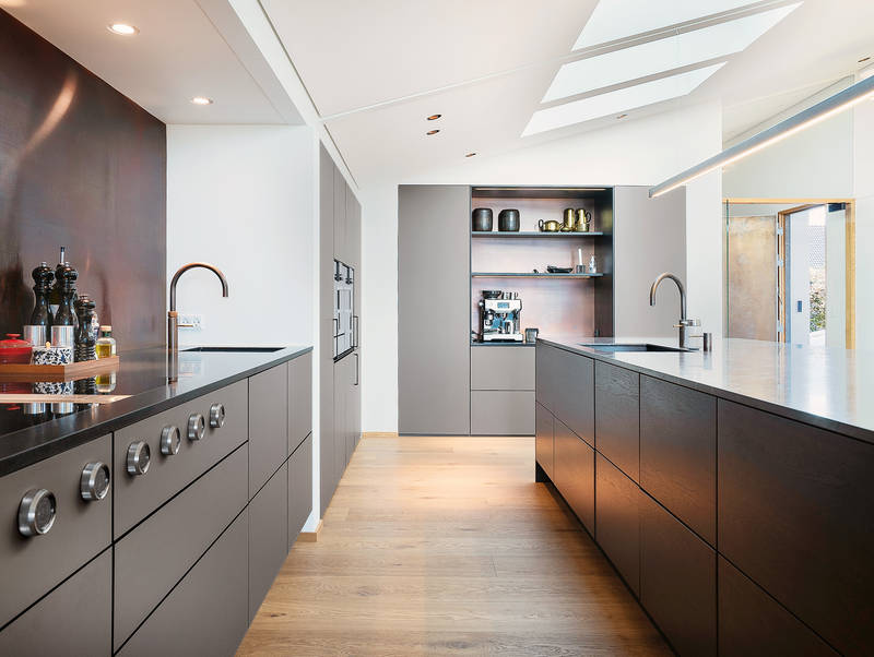 Köksö i rökt ek i kombination med laminatfronter och metallbacksplash