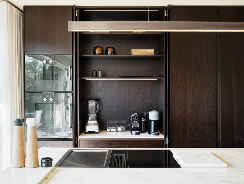 Snickarkök i rökt ek och kvartsit