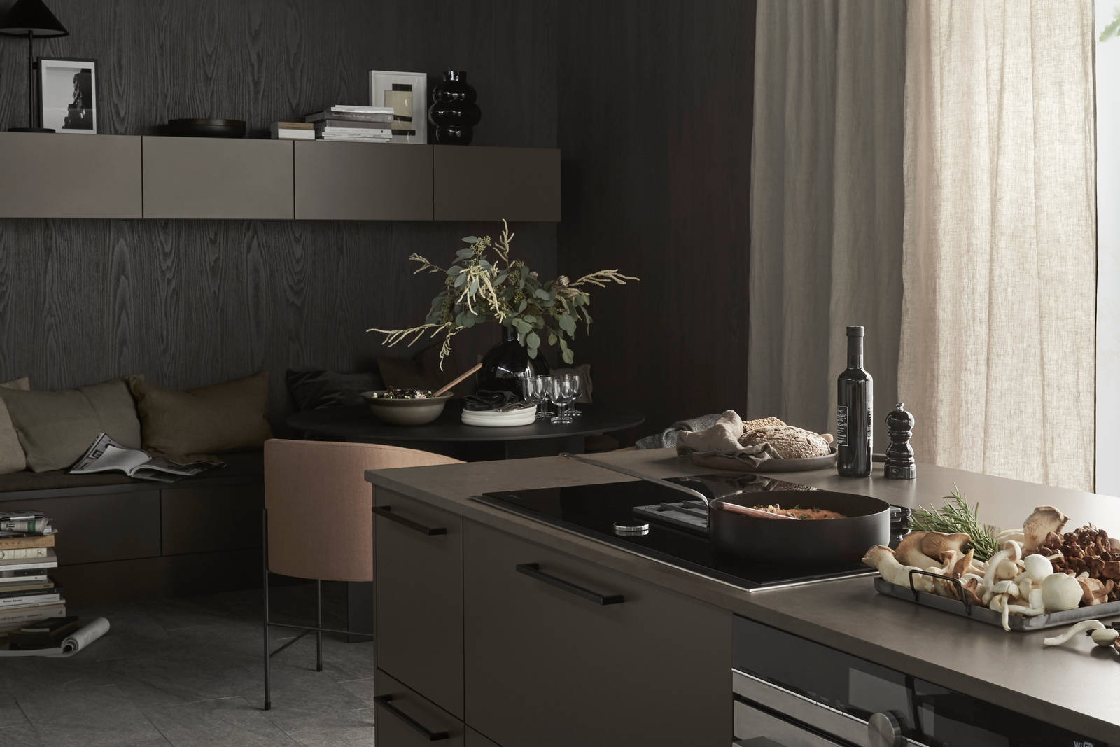 Marbodal Arkitekt plus Bark - Köksö med bänkskiva Iron Bark i kvartskomposit. Matsalshörnet av väggskåp och sittbänk skapad av bänkskåp skapar inbjudande plats i köket.