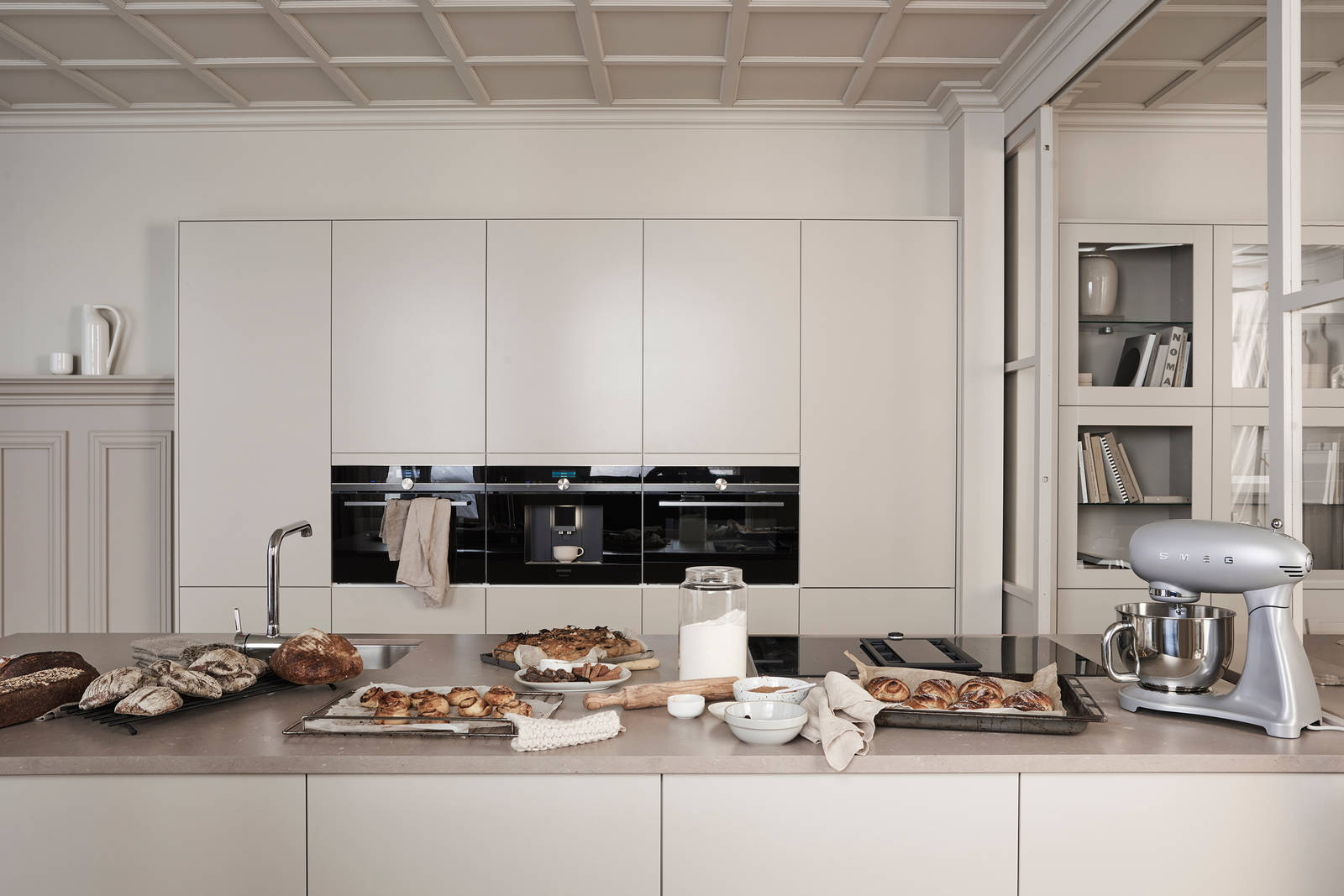 Marbodal Arkitekt plus Sand - kök i beige kulör med köksö. handtagslöst med Tip-on, bänkskiva i kvartskomposit Beach Clay.