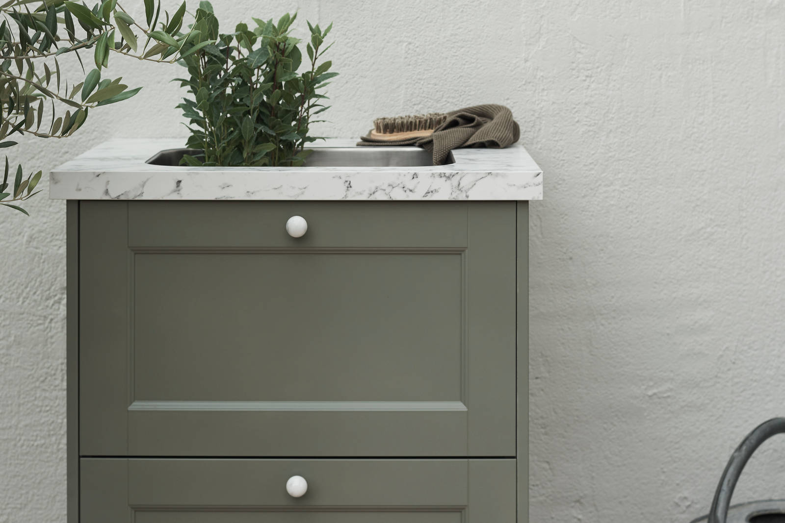 Marbodal - bänkskåp med kökslucka Fagerö Tall i grön kulör. Bänkskiva Marmor i laminat, marmorknopp med rostfri fot.
