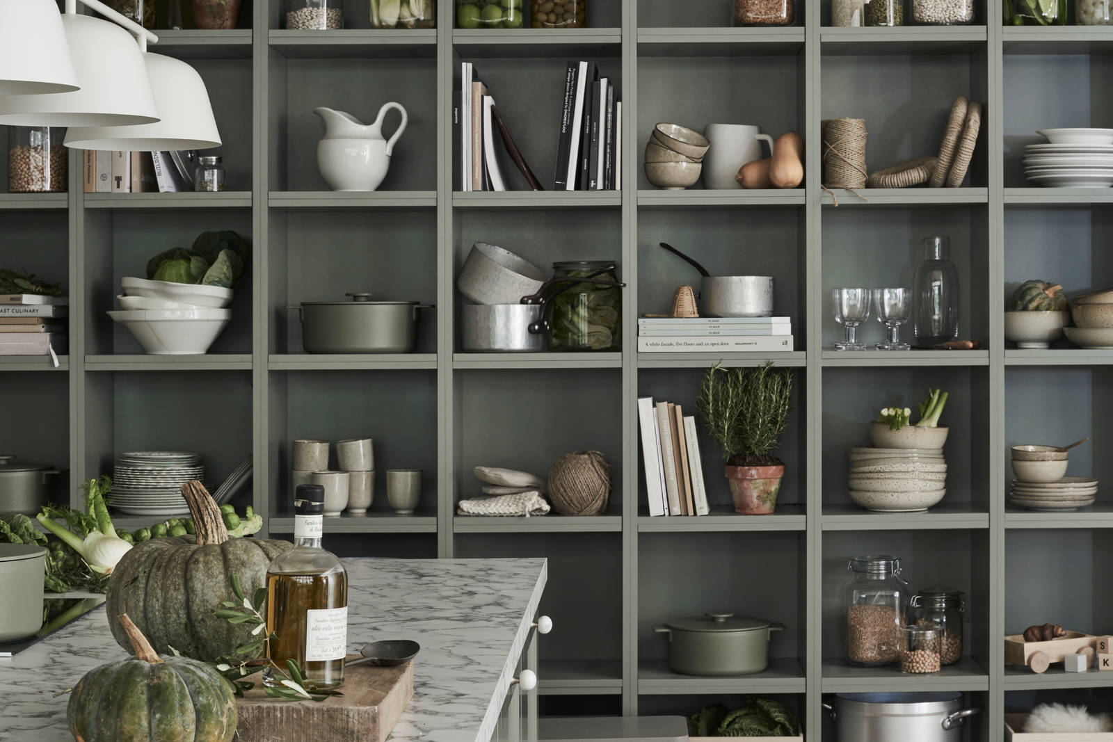 Marbodal Fagerö Tall -  öppen hylla i samma kulör som köket skapar en hemtrevlig känsla.