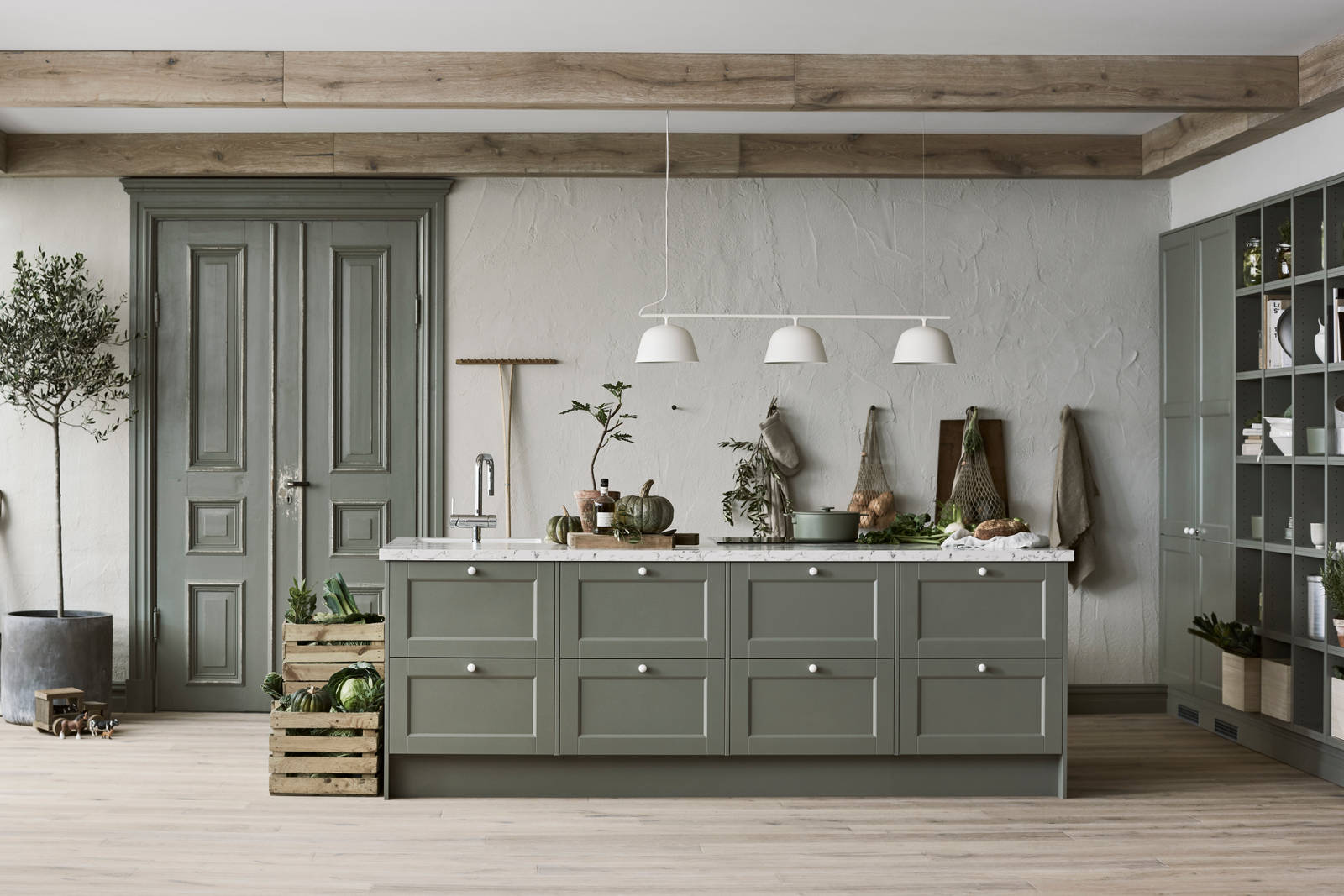 Marbodal Fagerö Tall kök med stor köksö med diskho och blandare samt inbyggd häll och ugn.  Knoppar i marmor samt bänkskiva Marmor i laminat.