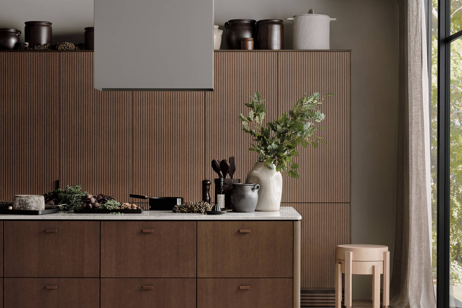 Be naturen inn og la de organiske formene møte hverdagen i Signatur Favn – et grenseløst kjøkken med naturens former i fokus.