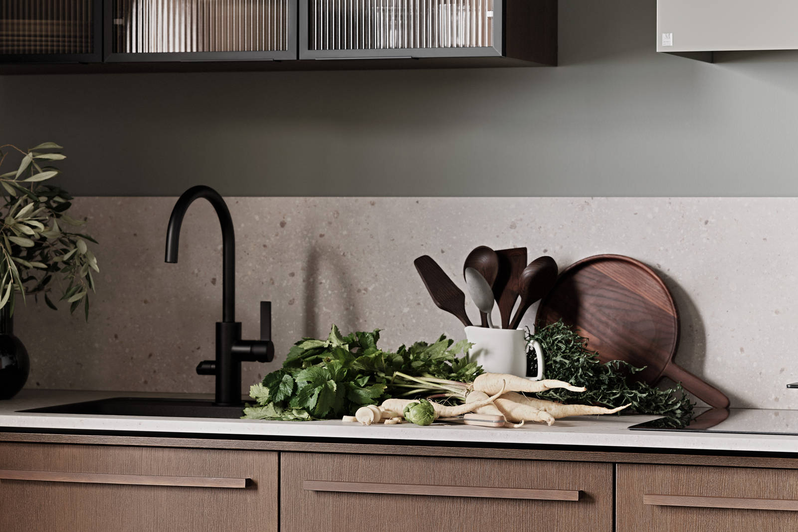 Be naturen inn og la de organiske formene møte hverdagen i Signatur Favn – et grenseløst kjøkken med naturens former i fokus.