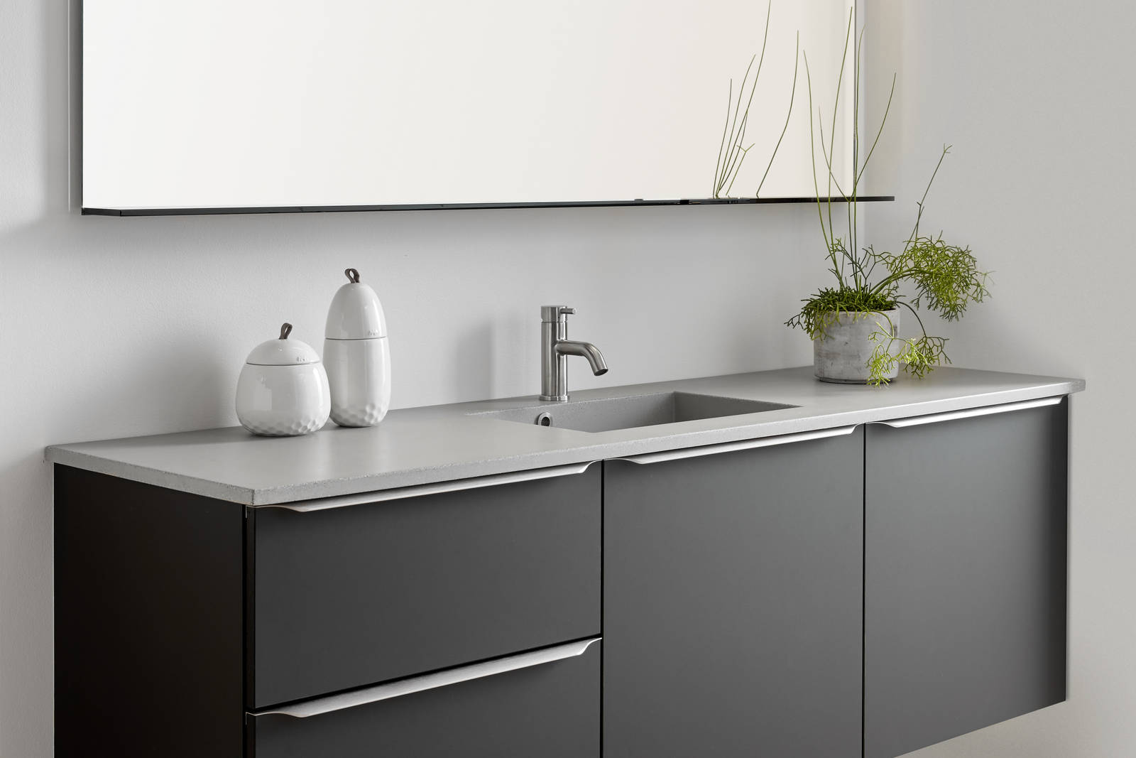 Minimalistisk badeværelse Newline fra INVITA med diskrete dansk design greber som tilføjer et elegant udtryck