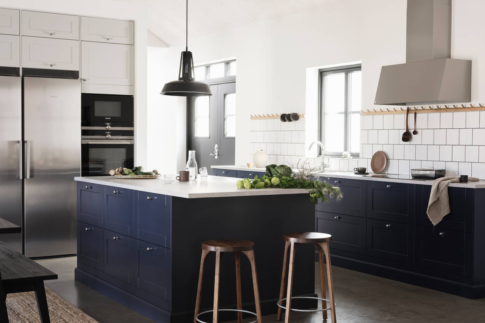 Blått kök i lantlig västkuststil Form Hav från Marbodal med bänkskiva Laminat Delaware Stone