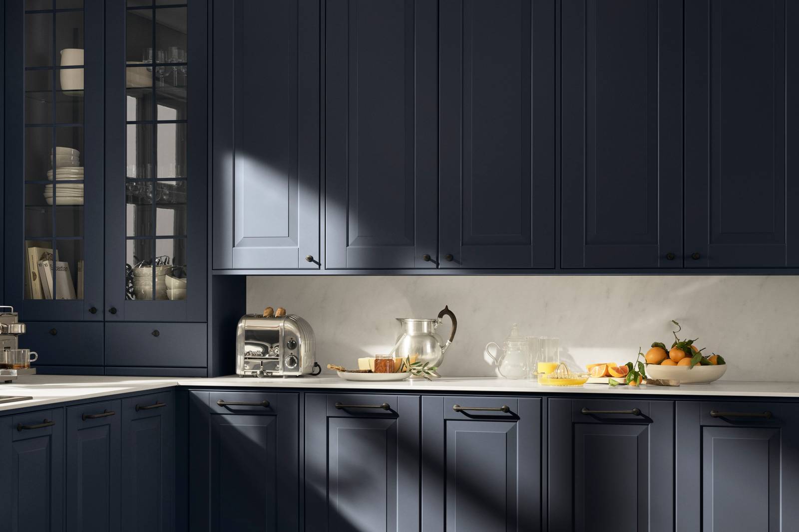 Lindö Hav i PLUS-utförande med platsbyggd känsla. Bänkstående vitrin skåp med lådor.