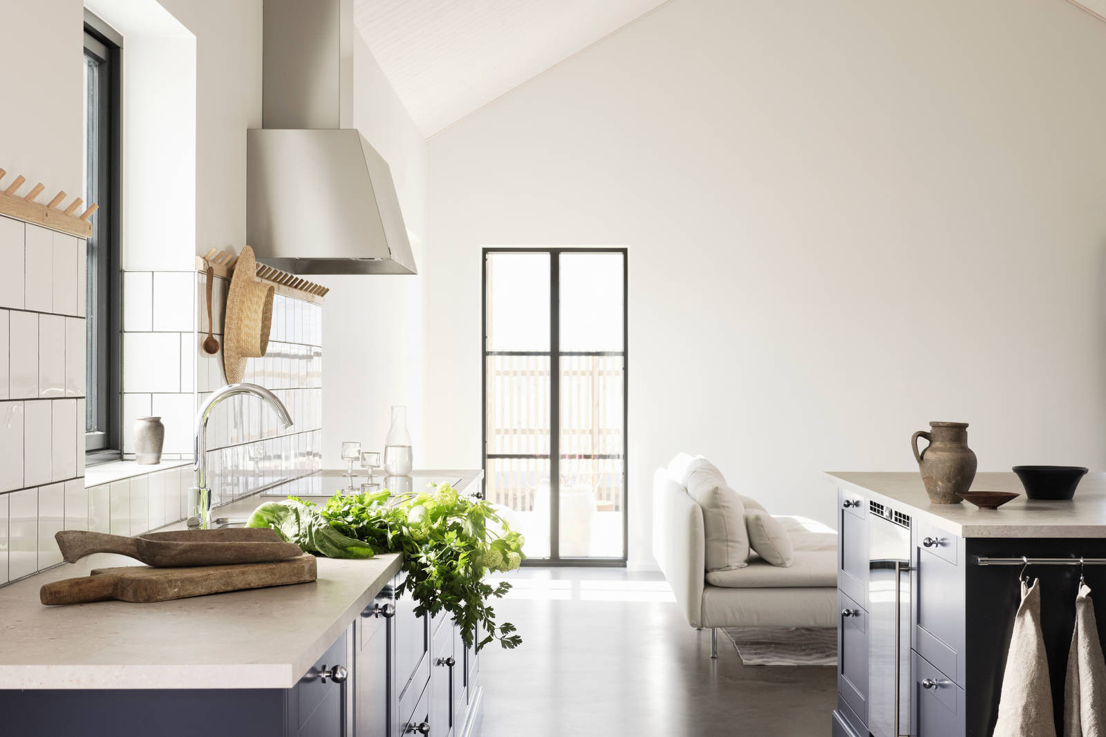 Vår landlige og vakre kjøkkenmodell Scala malt i fargen hav.