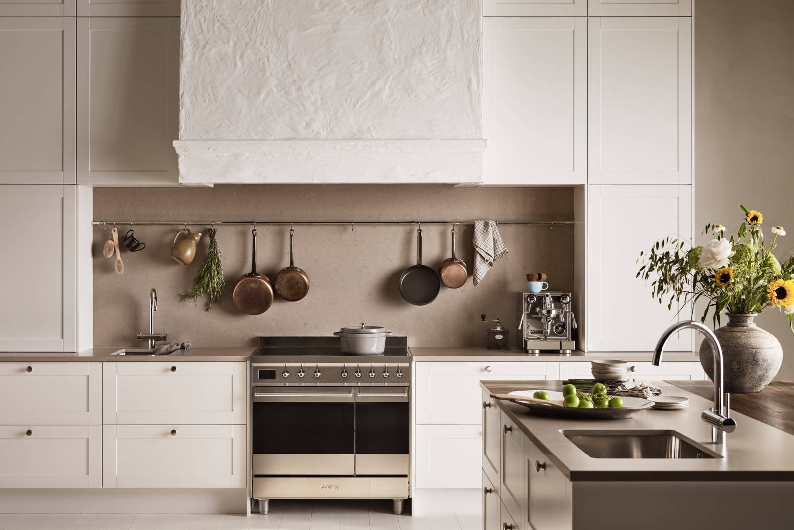 Marbodal Form Frost – ett modernt lantkök med tidlösa ramluckor i vit köksfärg