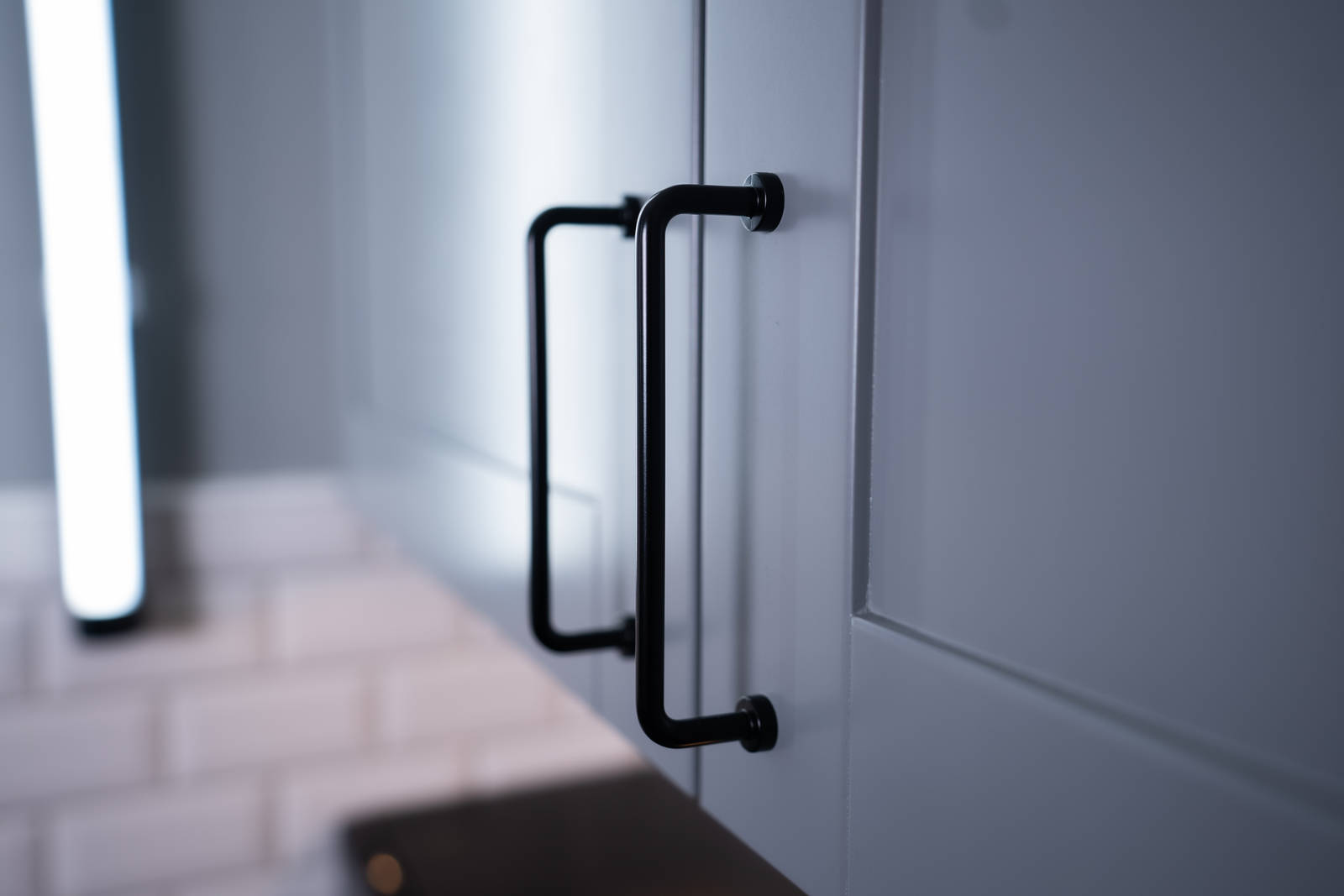 Matta, svarta handtag passade perfekt till stilen Simon ville ha.