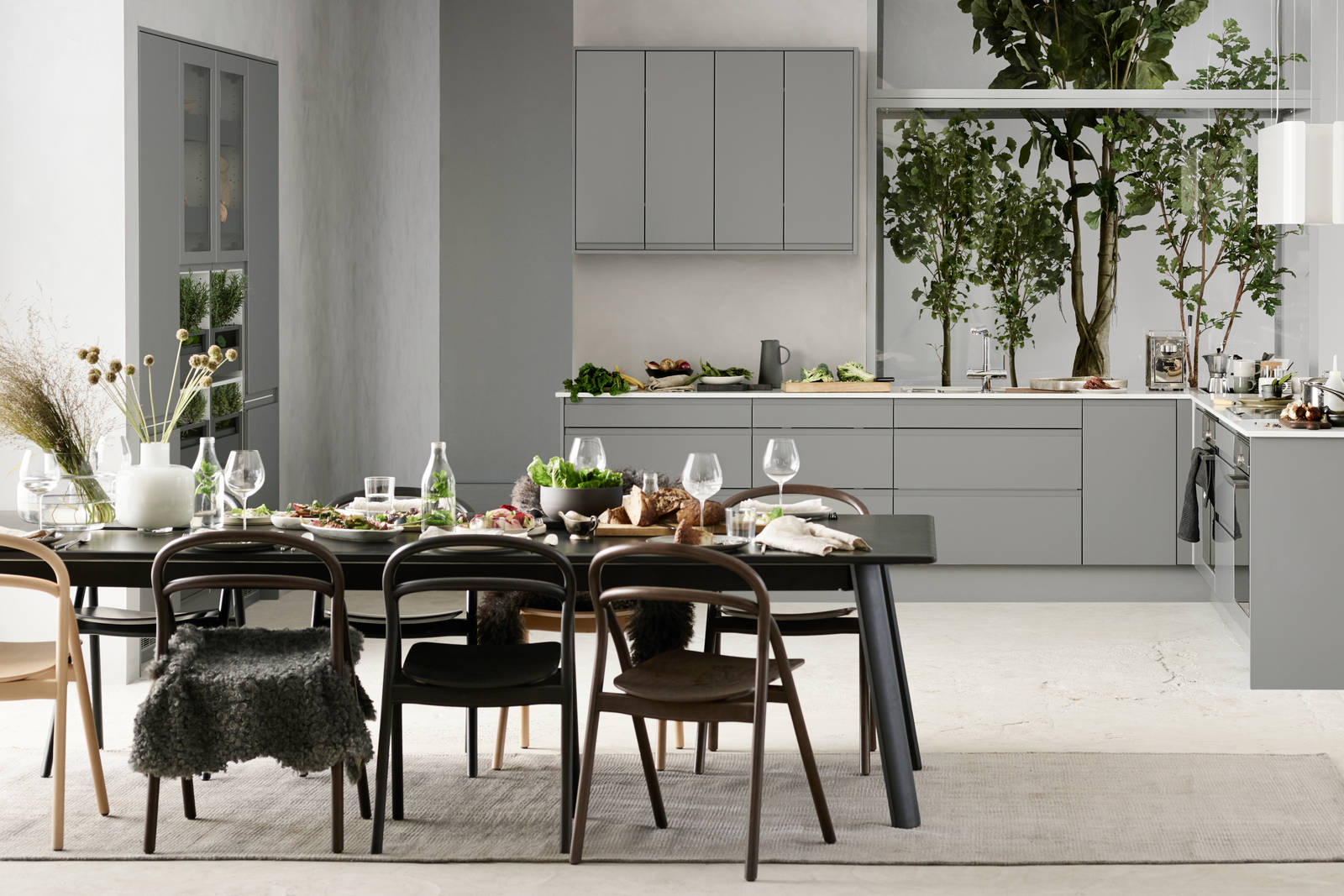 Marbodal Viken Åska - kök med integrerat fräst grepp i köksluckan.