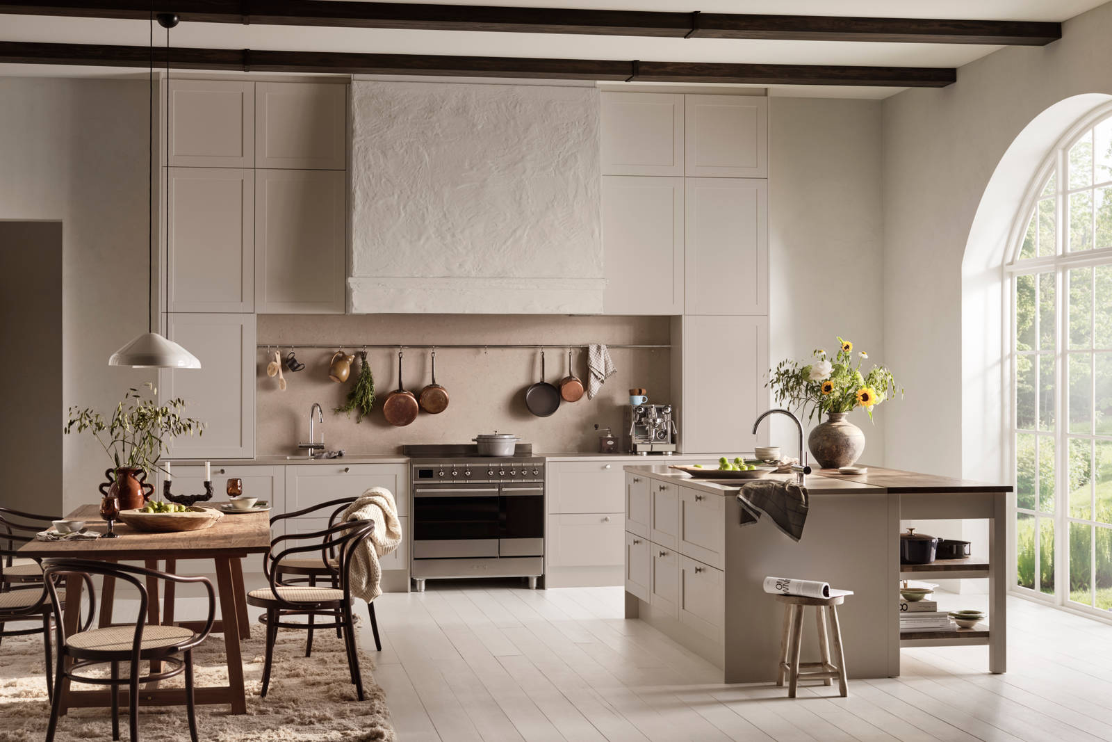 Marbodal Form Sand - ett modernt lantligt kök med köksö stänkskydd samt bänkskiva i kvartskomposit och massiv träskiva