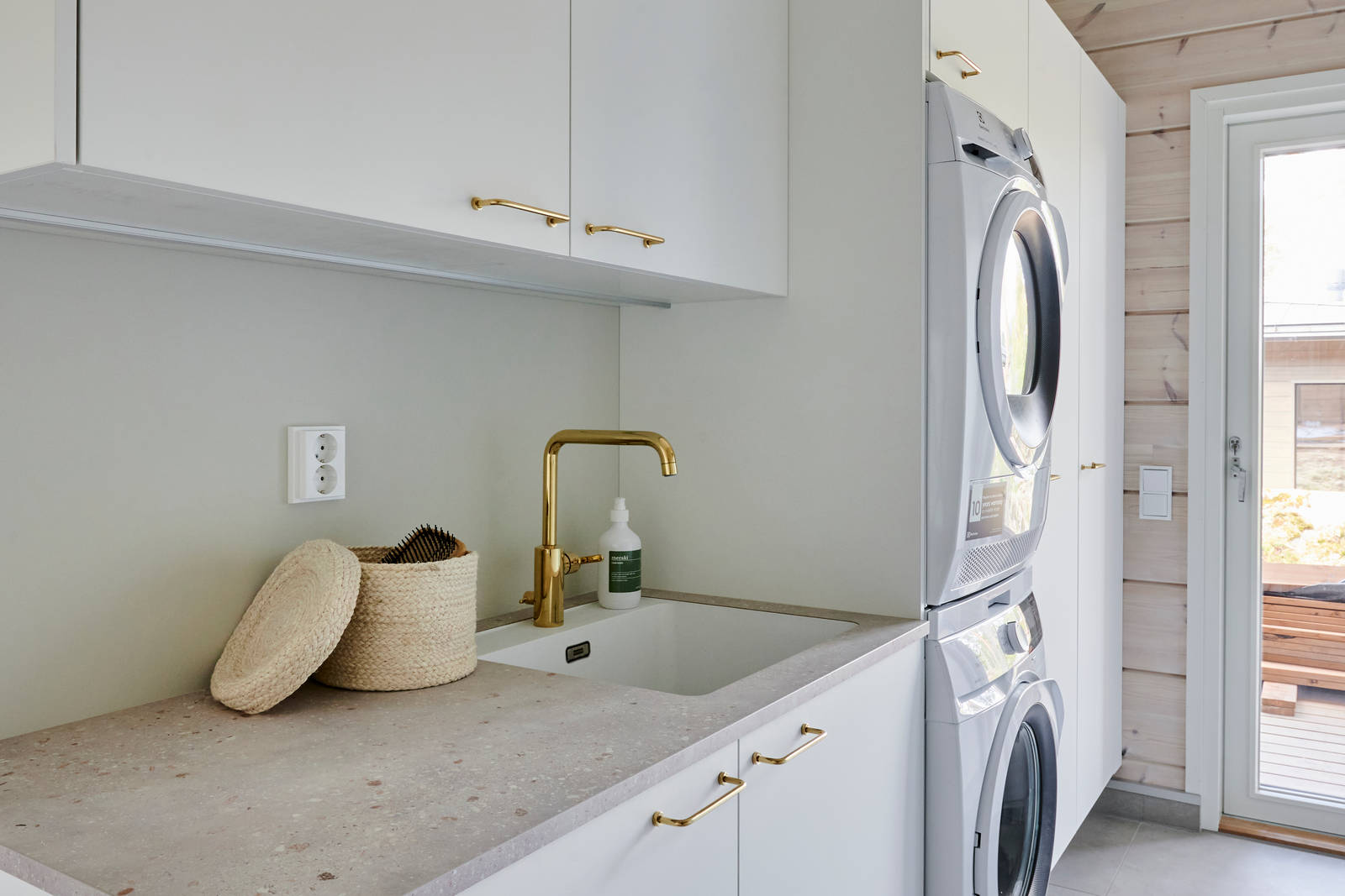 OVI Thea 439 valkoinen supermattalaminaatti
TASO A631/F631 20 mm abs-reunainen taso, väri vaalea trerazzo