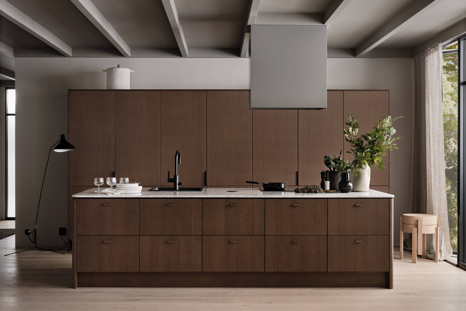 Køkken Forever Oak fra INVITA, mørk eg køkkenskabe med massiv tre mørk eg håndtag, komposit bordplade, sort armatur og højskabe mørk rifled eg