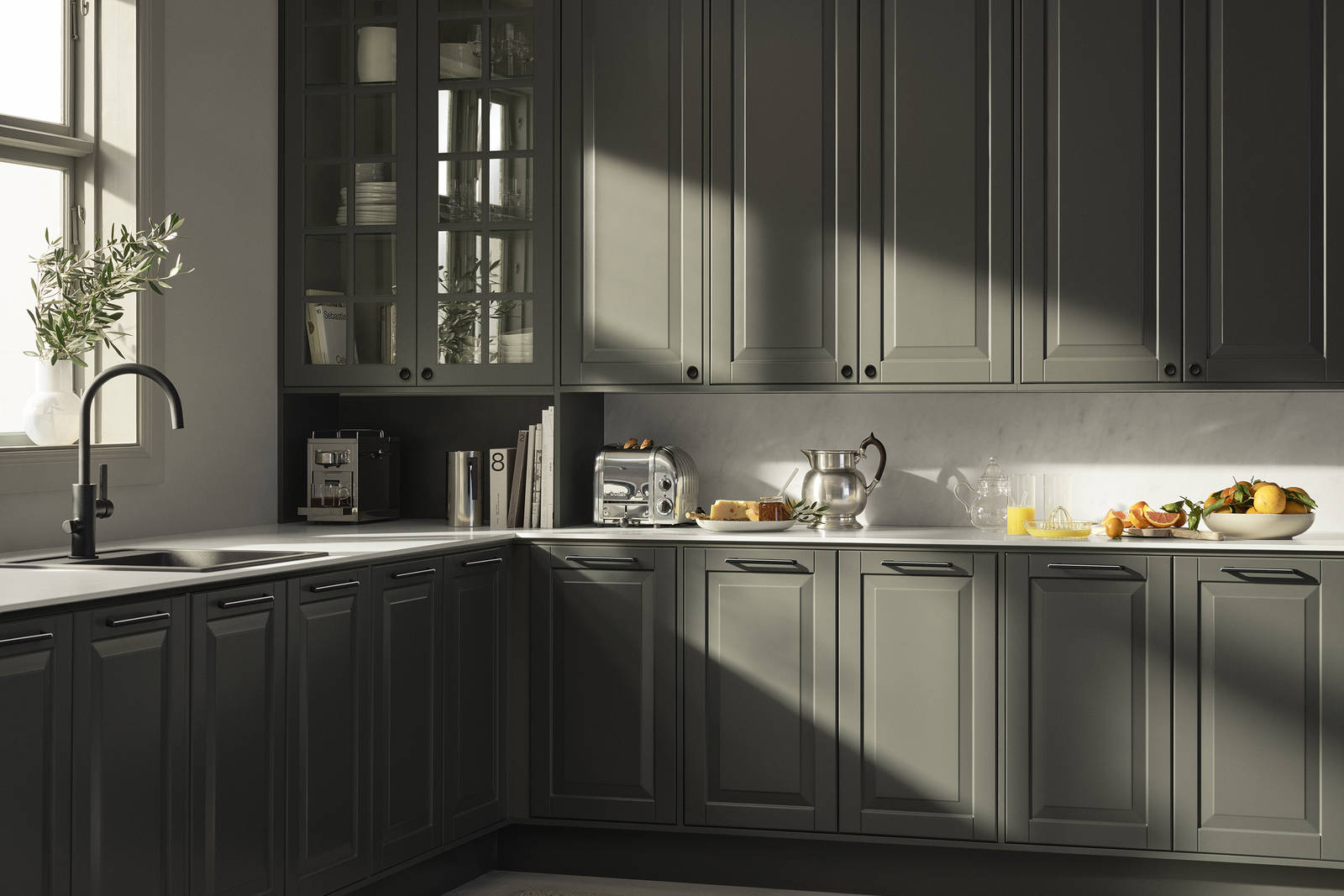 Mørkegrønt landkøkken Nordic Oliven fra INVITA med fyldningslåger, sort håndtag, vitrineskab med sprosselåger og hvid marmor laminatbordplade