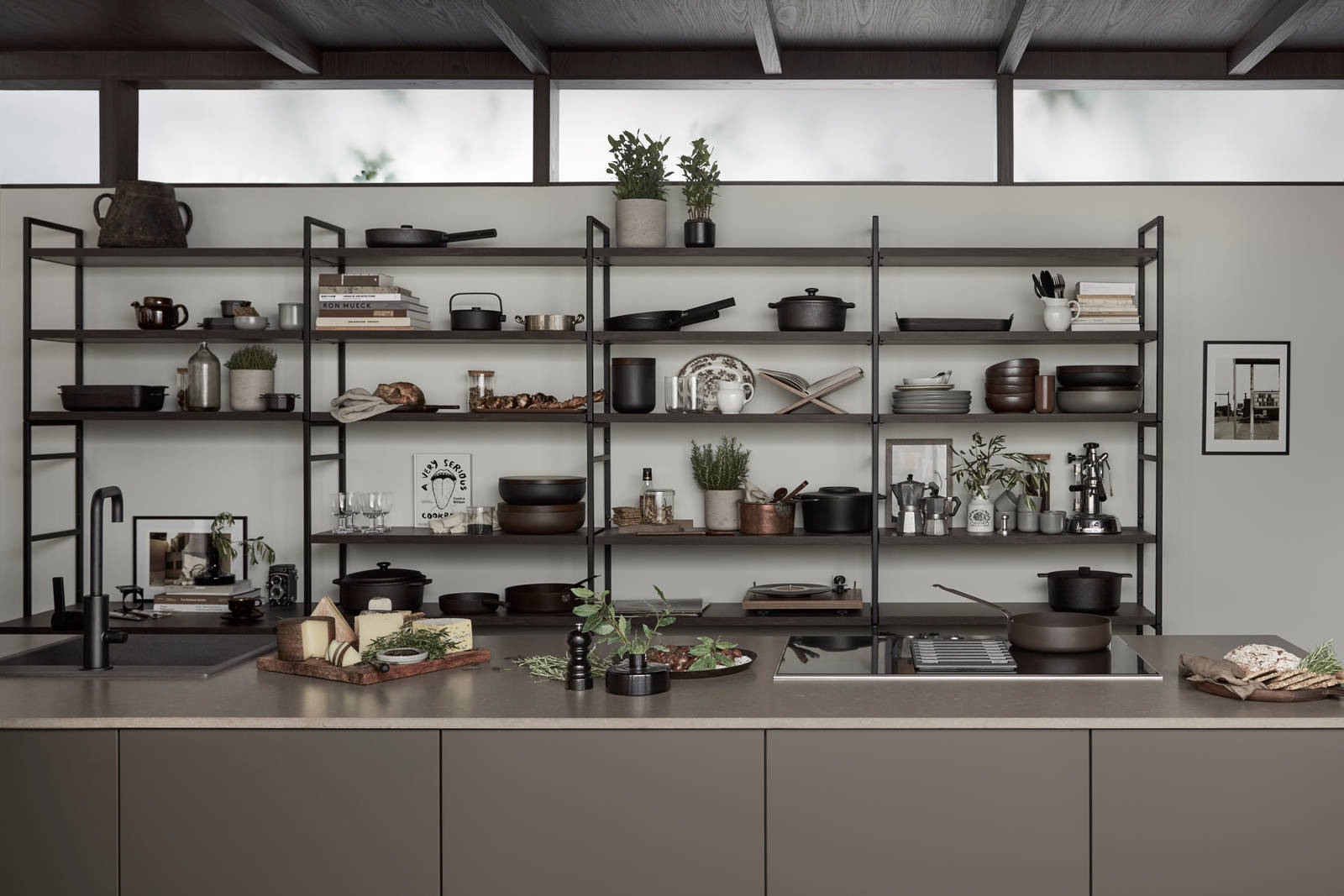 Brunt køkken Athena Bark fra INVITA uden greb og brun bordplade