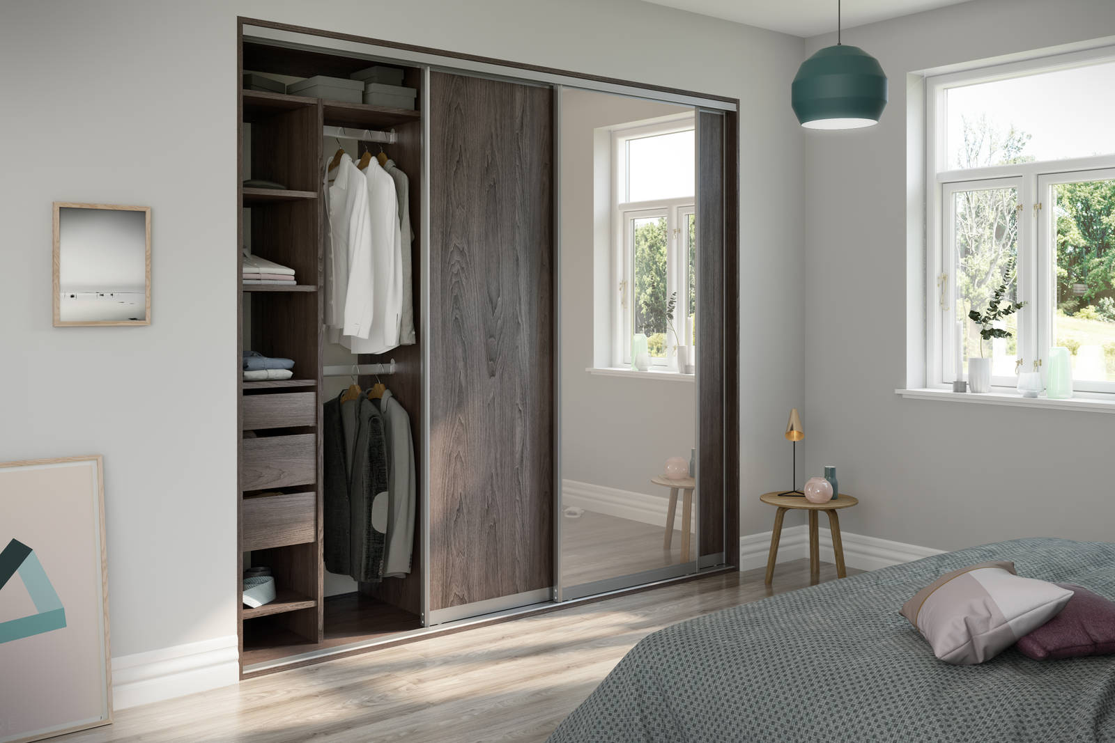 Garderobe i soveværelse med skydedøre i mørkt træ og spejlglas